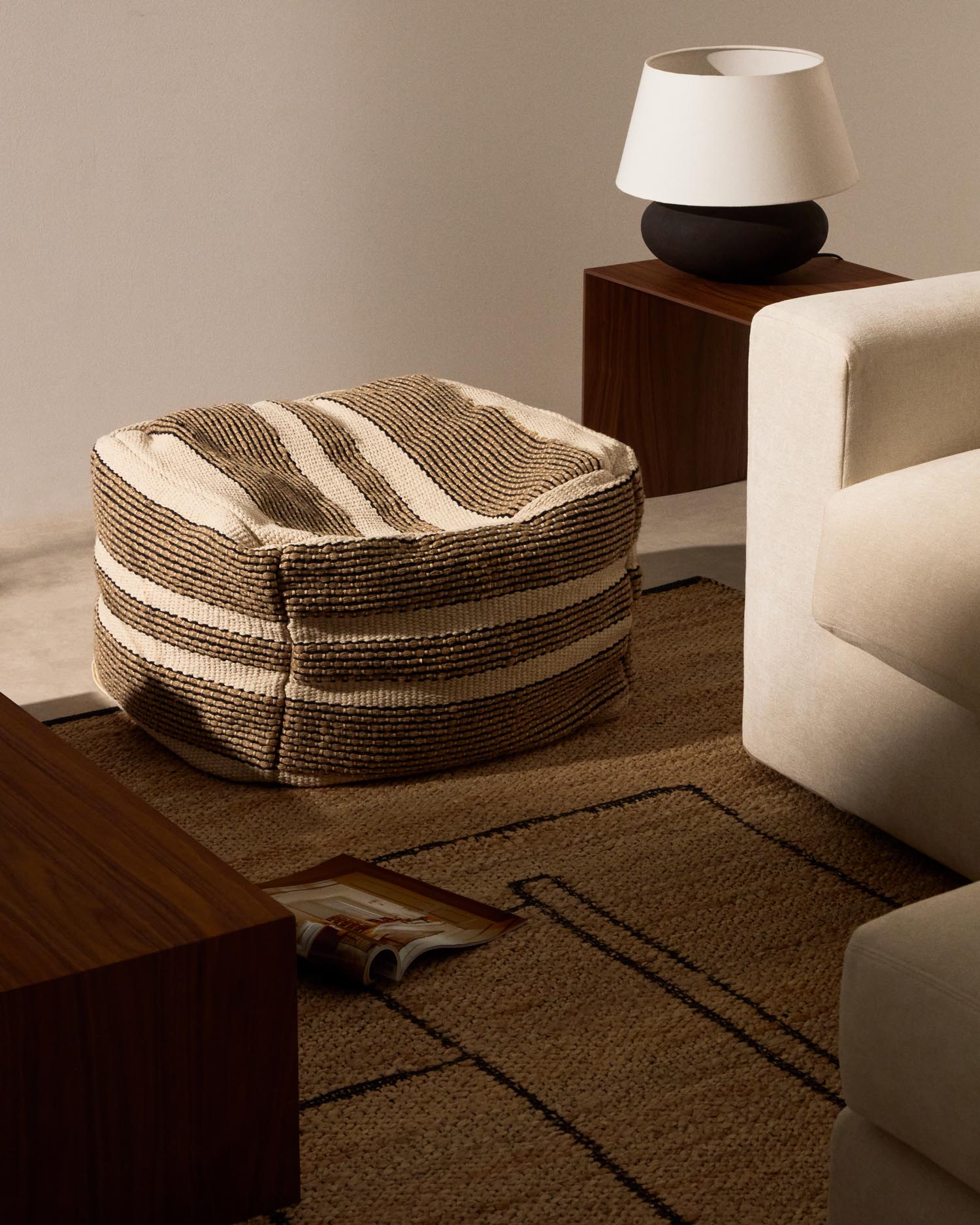 Pouf-Hülle Aylin aus Baumwolle mit Jutestickerei in Beige 60 x 60 cm in Natur präsentiert im Onlineshop von KAQTU Design AG. Pouf ist von Kave Home