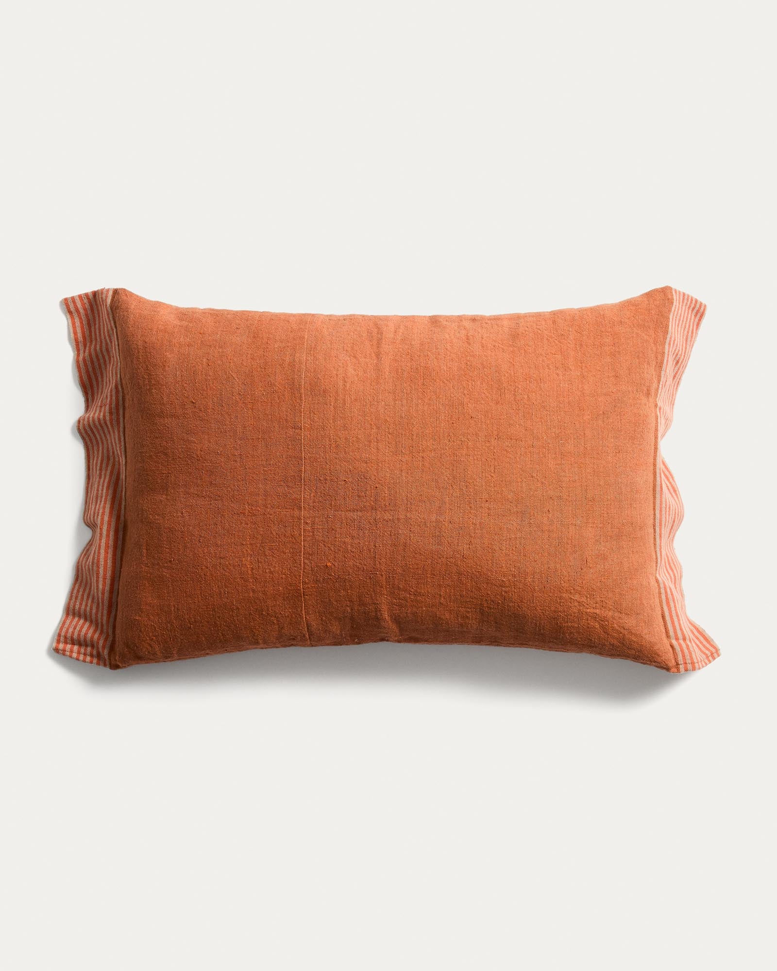Kissenbezug Disea aus Leinen mit Streifendetail in Orange 40 x 60 cm in Orange präsentiert im Onlineshop von KAQTU Design AG. Deko Kissenbezug ist von Kave Home