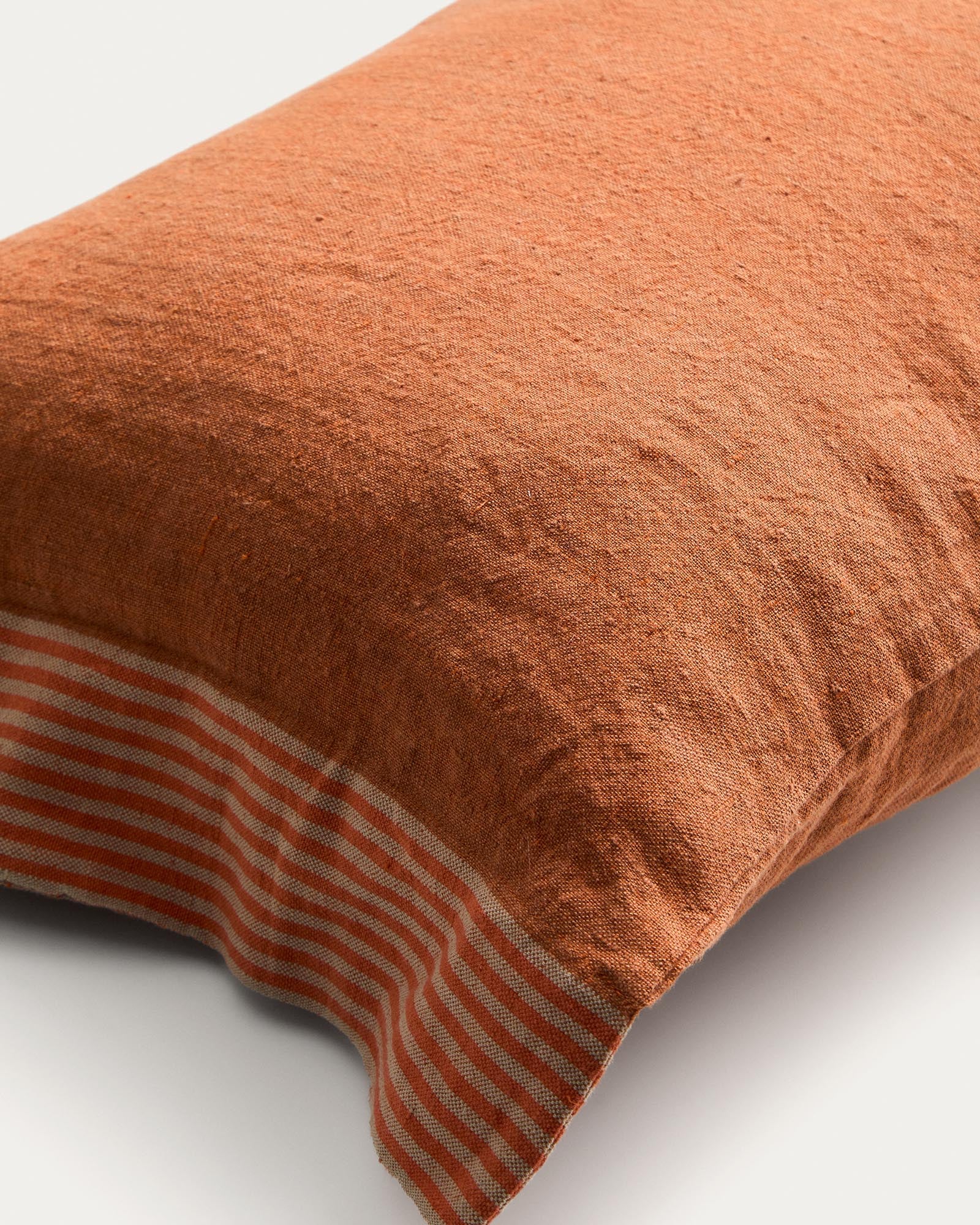 Eleganter Kissenbezug Disea aus hochwertigem Leinen in leuchtendem Orange mit stilvollem Streifendetail, ideal für moderne Wohnräume.