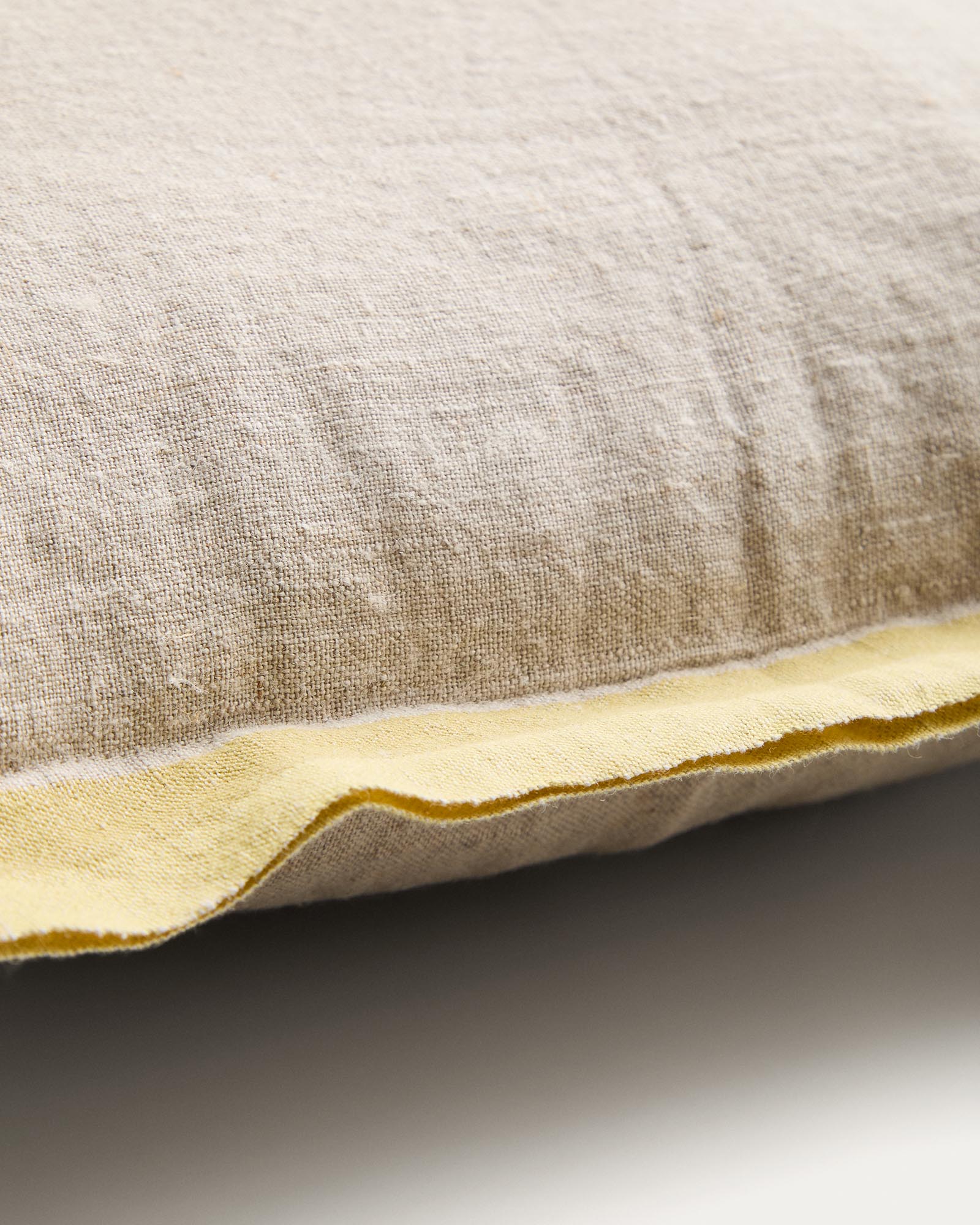 Eleganter Kissenbezug Disea aus beigem Leinen mit lebhaften gelben Details, 45 x 45 cm, perfekt für eine moderne und gemütliche Einrichtung.