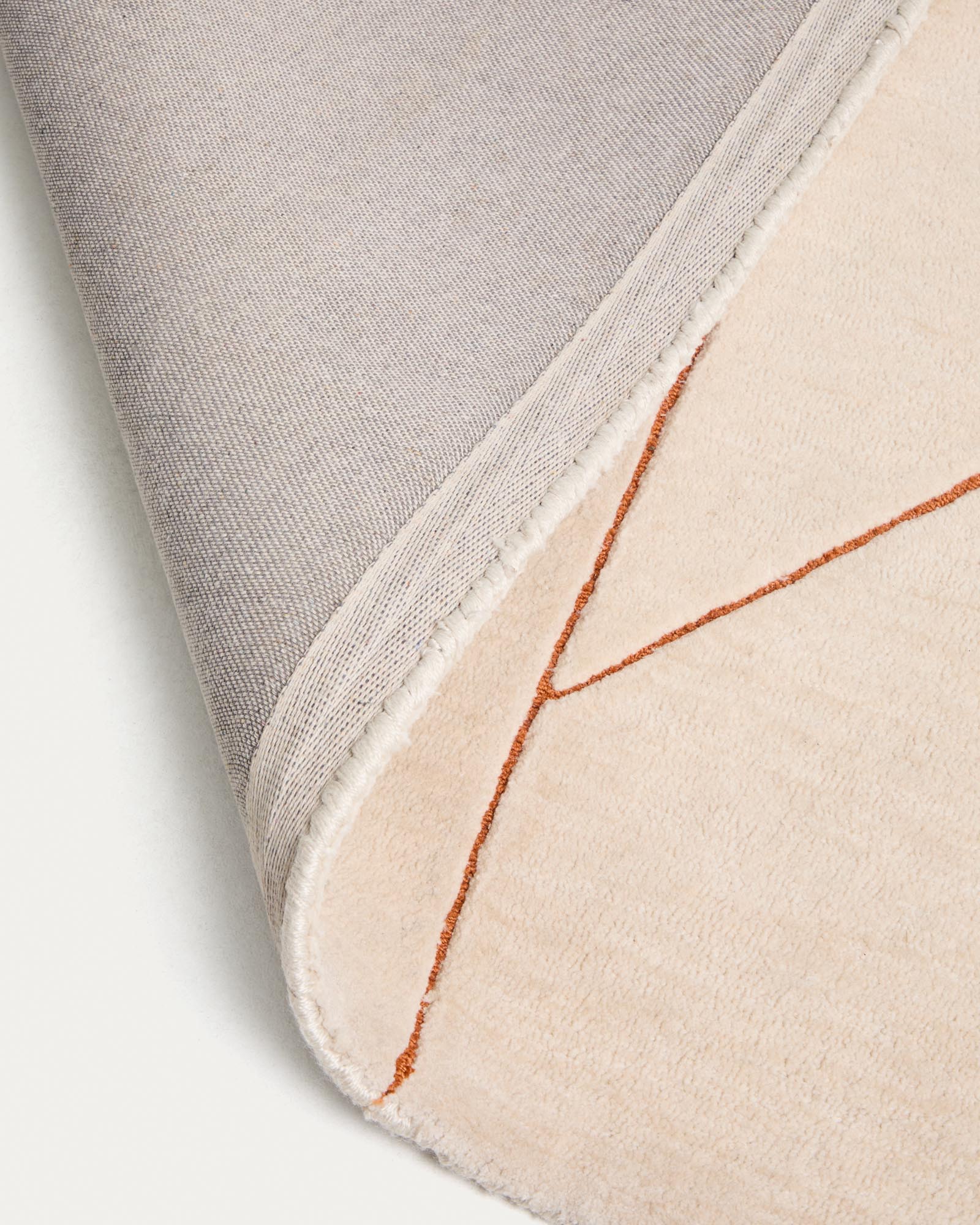 Moderner Teppich Delide aus Synthetikfasern in Ecru mit auffälligem orangefarbenem Design, ideal für stilvolle Wohnräume, Größe: 160 x 230 cm.