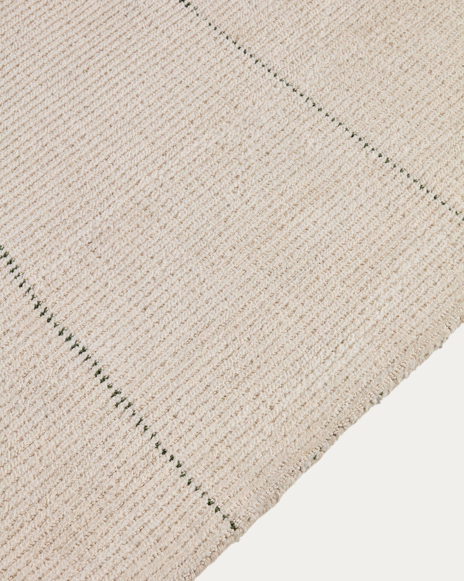 Eleganter Teppich Lisdan in Ecru mit grünem Grafikdesign, 160 x 230 cm, ideal für stilvolle Wohnräume, erhältlich bei Kave Home.