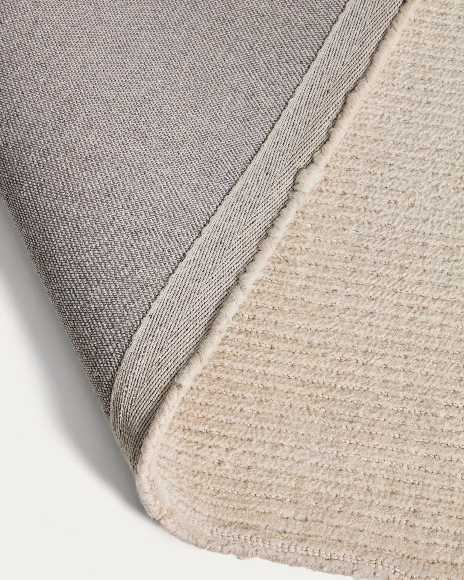 Eleganter Teppich Lisdan in Ecru mit stilvollem grünem Grafikdesign, 160 x 230 cm, ideal für stilvolle Wohnräume.
