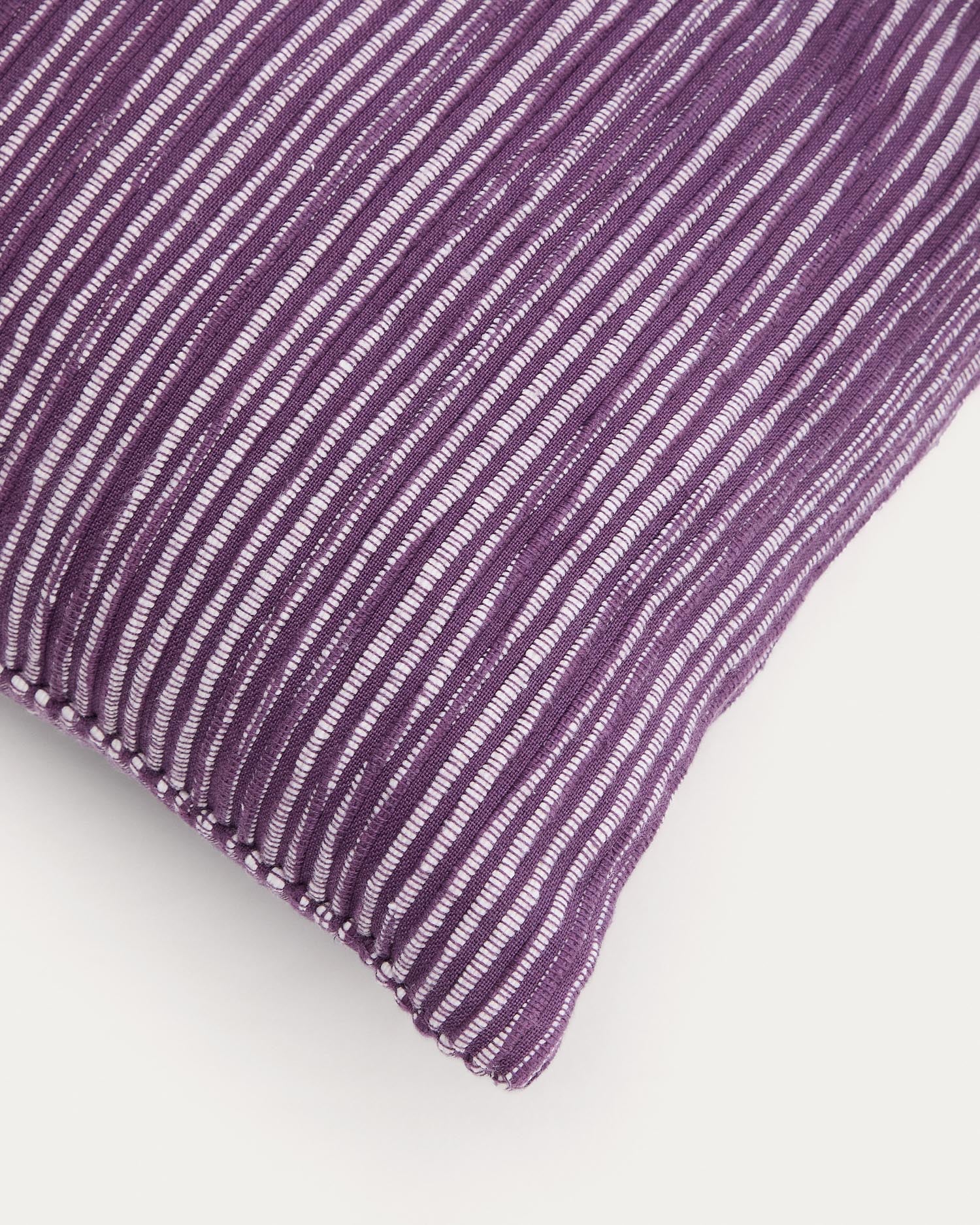 Kissenbezug Niera aus Baumwoll-Jacquard mit violetten Streifen, 45 x 45 cm in Lila präsentiert im Onlineshop von KAQTU Design AG. Deko Kissenbezug ist von Kave Home