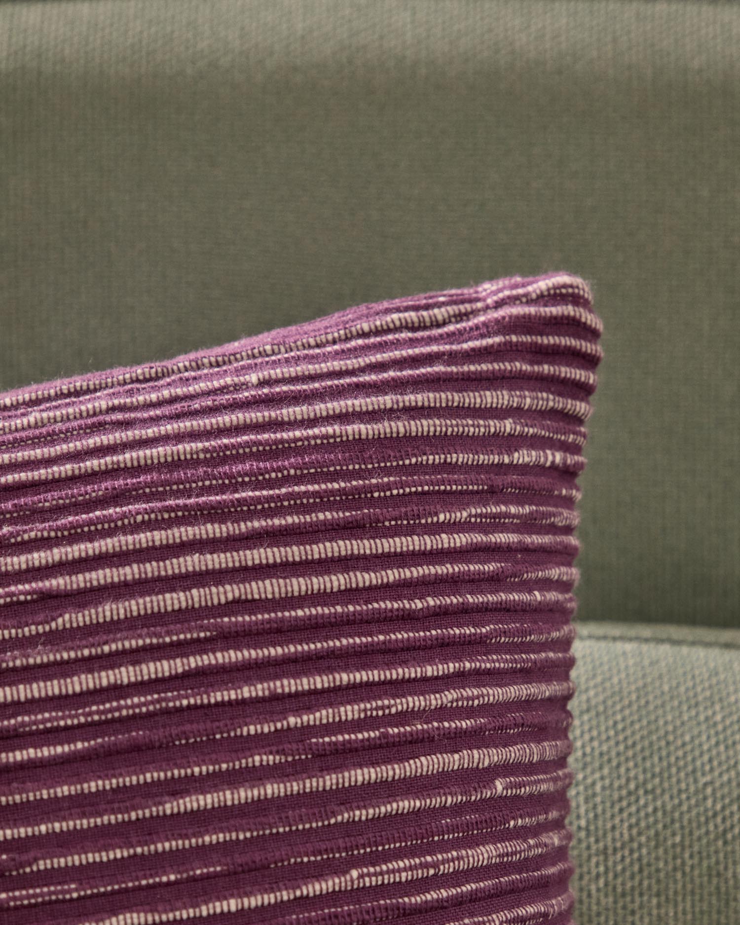 Kissenbezug Niera aus Baumwoll-Jacquard mit violetten Streifen, 45 x 45 cm in Lila präsentiert im Onlineshop von KAQTU Design AG. Deko Kissenbezug ist von Kave Home