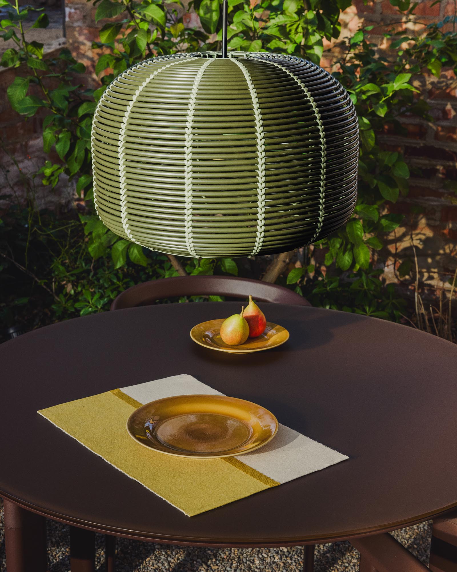 Zwei stilvolle Tischsets in leuchtendem Gelb aus 100% Baumwolle, ideal für eine fröhliche Tischdekoration, 35 x 50 cm groß.