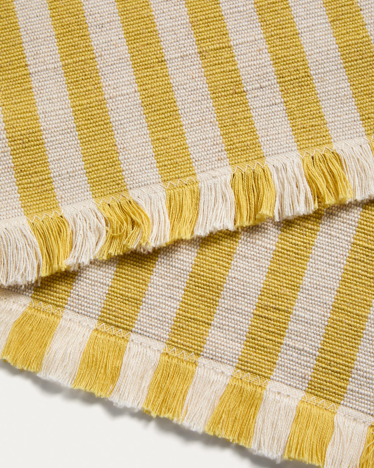 Set Daltan mit 2 Tischsets aus Baumwolle und Jute, gelb gestreift, 35 x 50 cm in Gelb präsentiert im Onlineshop von KAQTU Design AG. Tischset ist von Kave Home