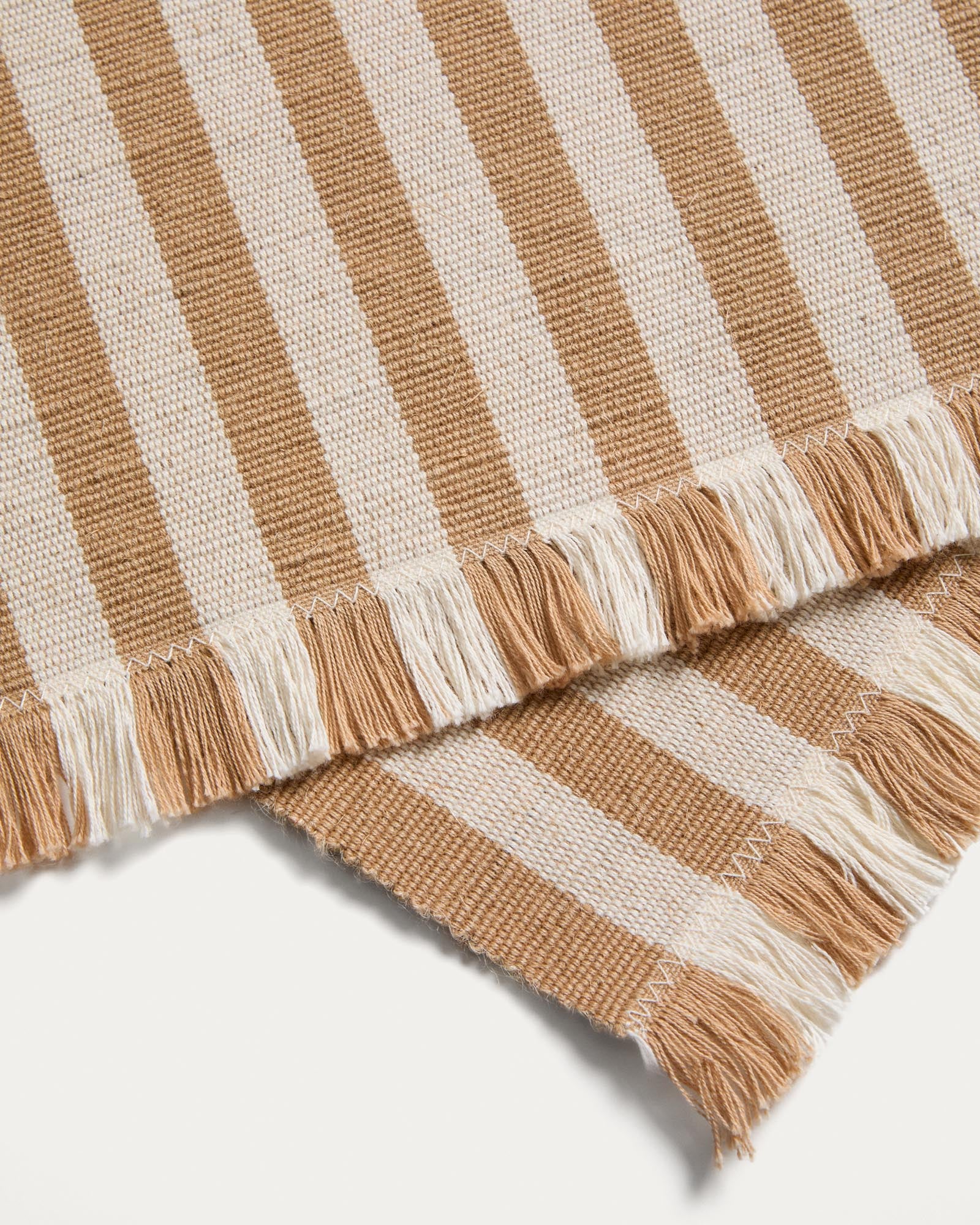 Beige gestreifte Tischsets aus Baumwolle und Jute im Set Daltan, ideal für stilvolle Tischdekoration, Maße 35 x 50 cm.