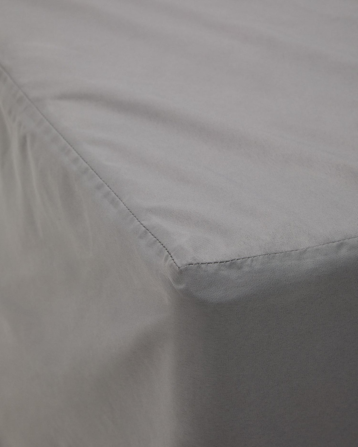 Schutzhülle Iria für grossen rechteckigen Outdoor-Tisch max. 300 x 115 cm in Grau präsentiert im Onlineshop von KAQTU Design AG. Gartenmöbelabeckung ist von Kave Home