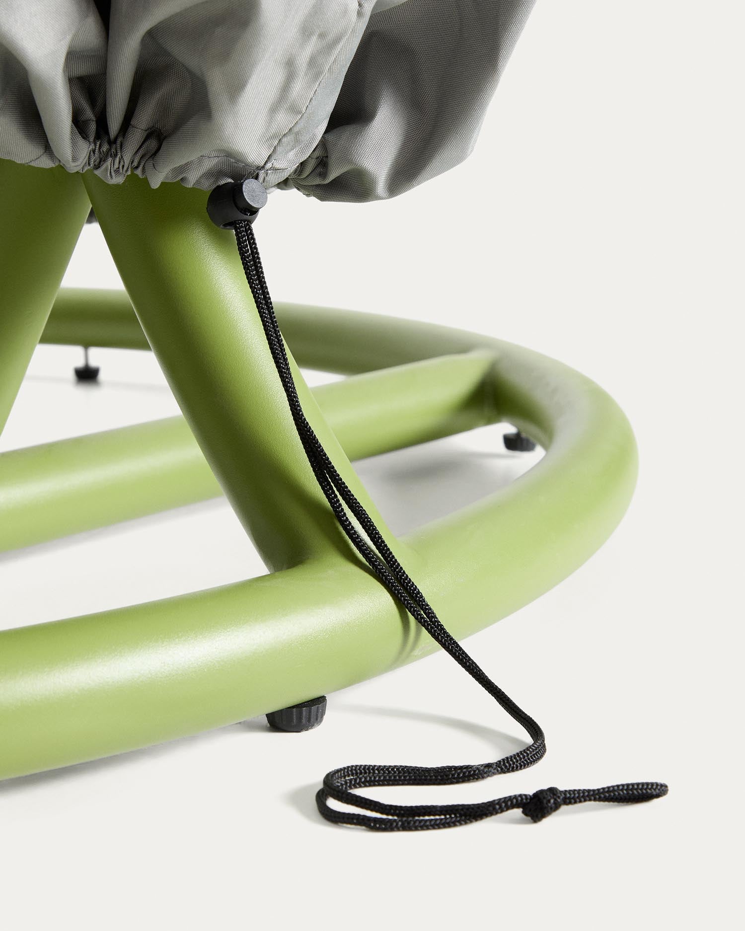 Schutzhülle Iria für Outdoor-Hängesessel max. 110 x 200 cm in Grau präsentiert im Onlineshop von KAQTU Design AG. Gartenmöbelabeckung ist von Kave Home