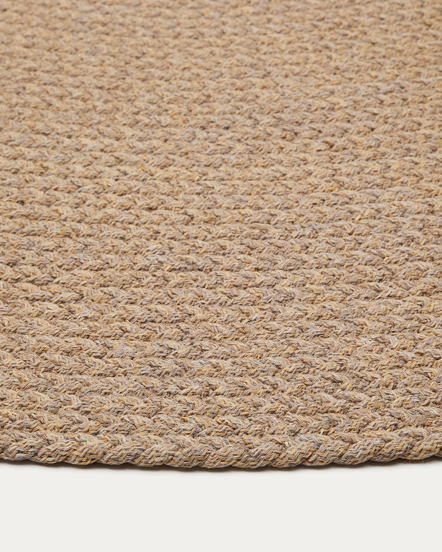 Gestalten Sie Ihren Außenbereich stilvoll mit dem Teppich Despas (Ø150 cm) in Beige von Kave Home. Wetterfest, langlebig und pflegeleicht!