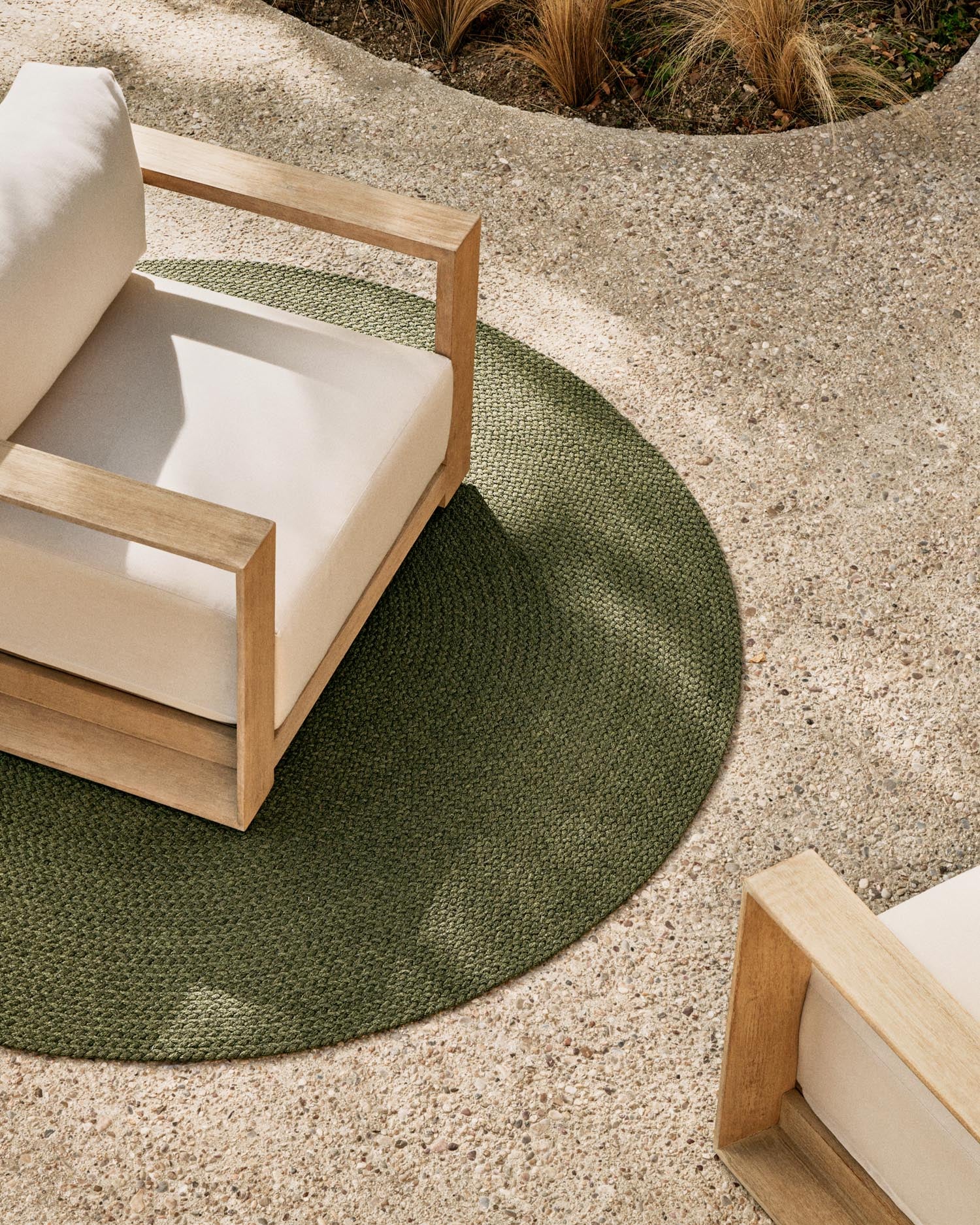 Entdecken Sie den stilvollen Teppich Despas in Grün (Ø150 cm) von Kave Home – wetterfest, langlebig und perfekt für Ihren Außenbereich!