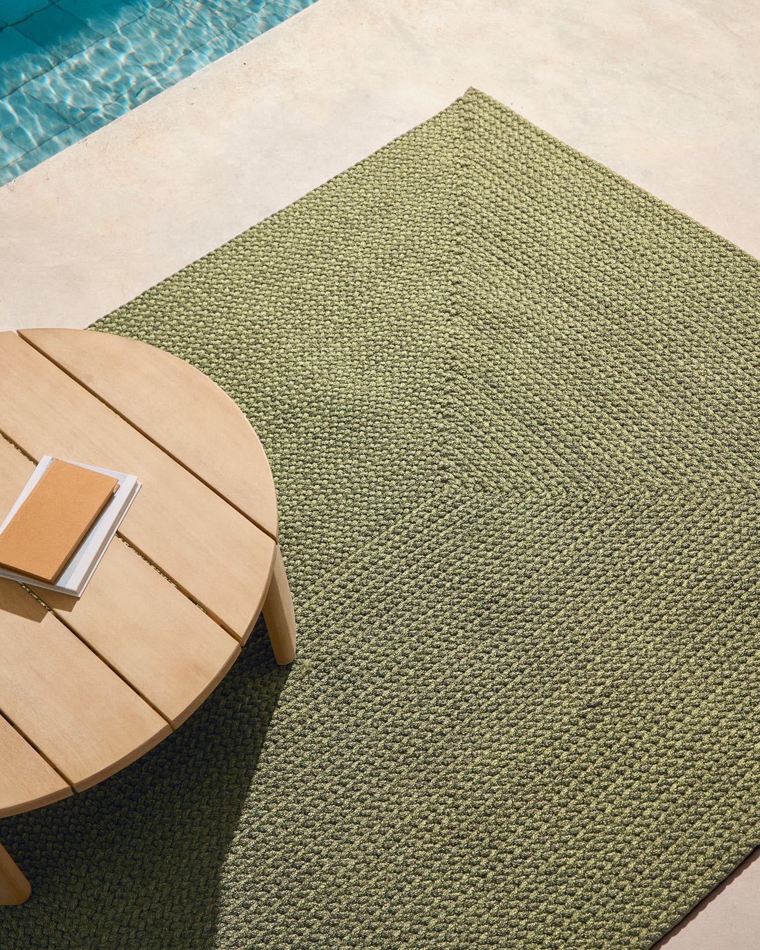Entdecken Sie den eleganten Teppich Despas in Grün (160 x 230 cm) von Kave Home – ideal für stilvolle Außenbereiche und pflegeleicht.