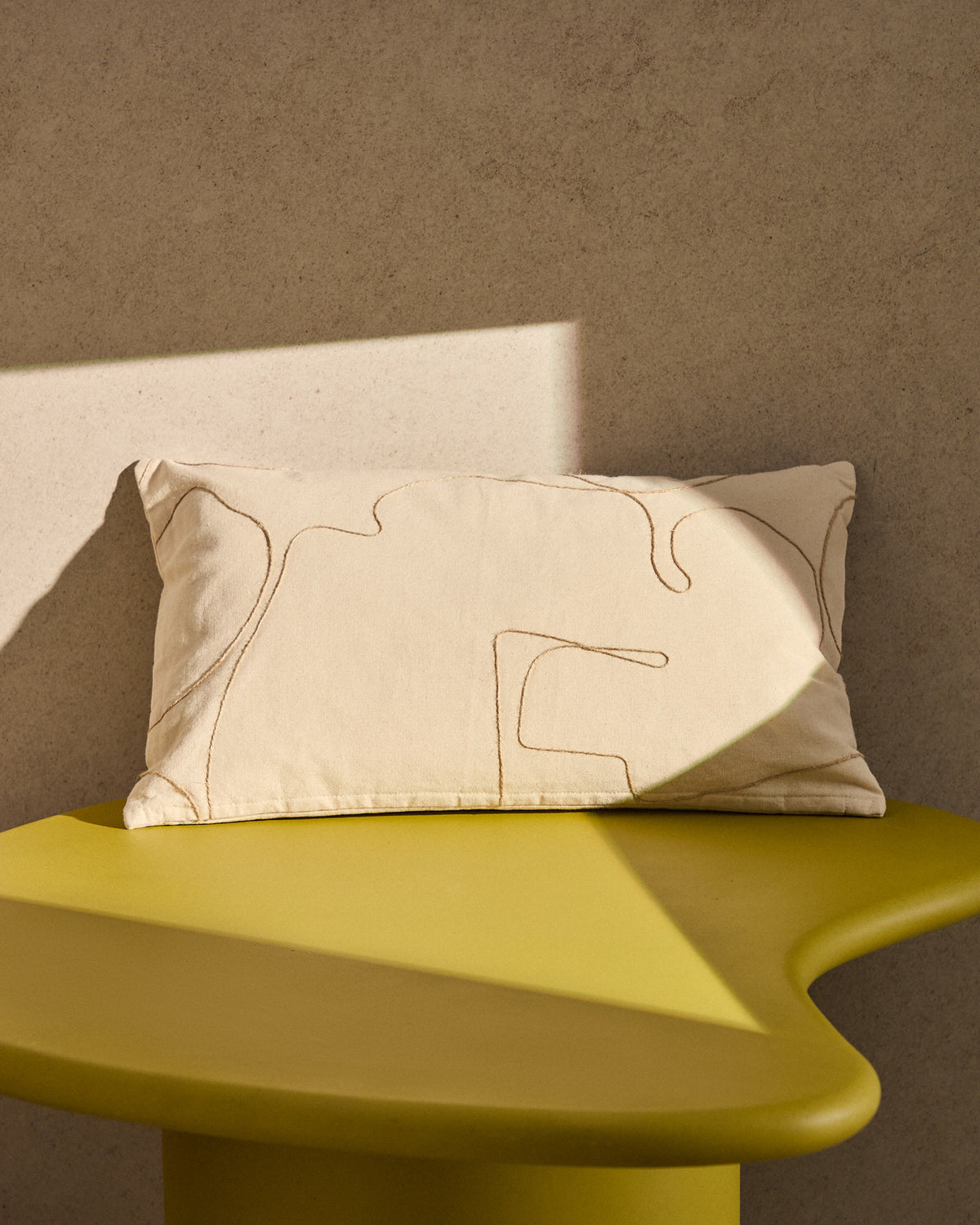 Kissenbezug Dibel aus ecrufarbener Baumwolle mit beiger Stickerei, 30 x 50 cm in Beige präsentiert im Onlineshop von KAQTU Design AG. Deko Kissenbezug ist von Kave Home