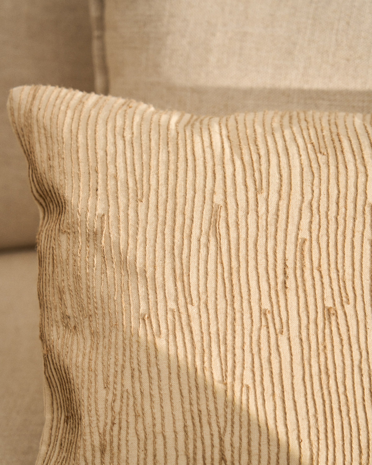 Kissenbezug Belae aus ecrufarbener Baumwolle mit beiger Jutestickerei, 40 x 60 cm in Beige präsentiert im Onlineshop von KAQTU Design AG. Deko Kissenbezug ist von Kave Home