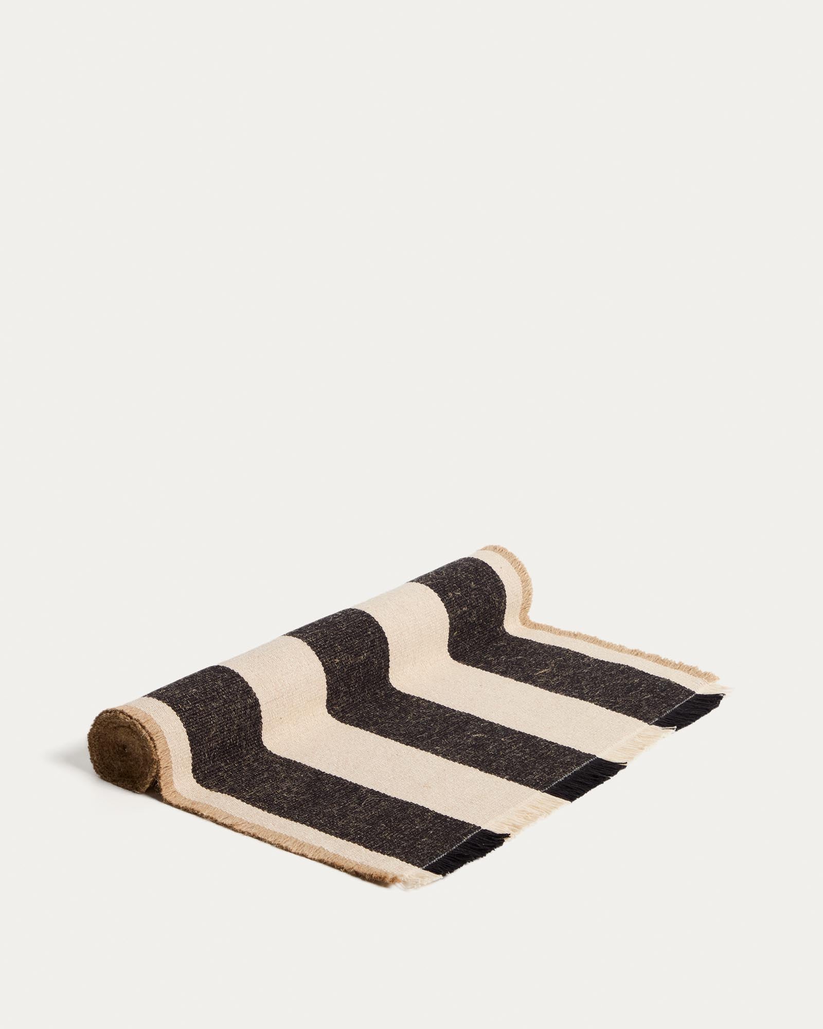 Tischläufer Daltan aus Baumwolle und Jute, schwarz gestreift, 50 x 150 cm in Schwarz präsentiert im Onlineshop von KAQTU Design AG. Tischdecke ist von Kave Home