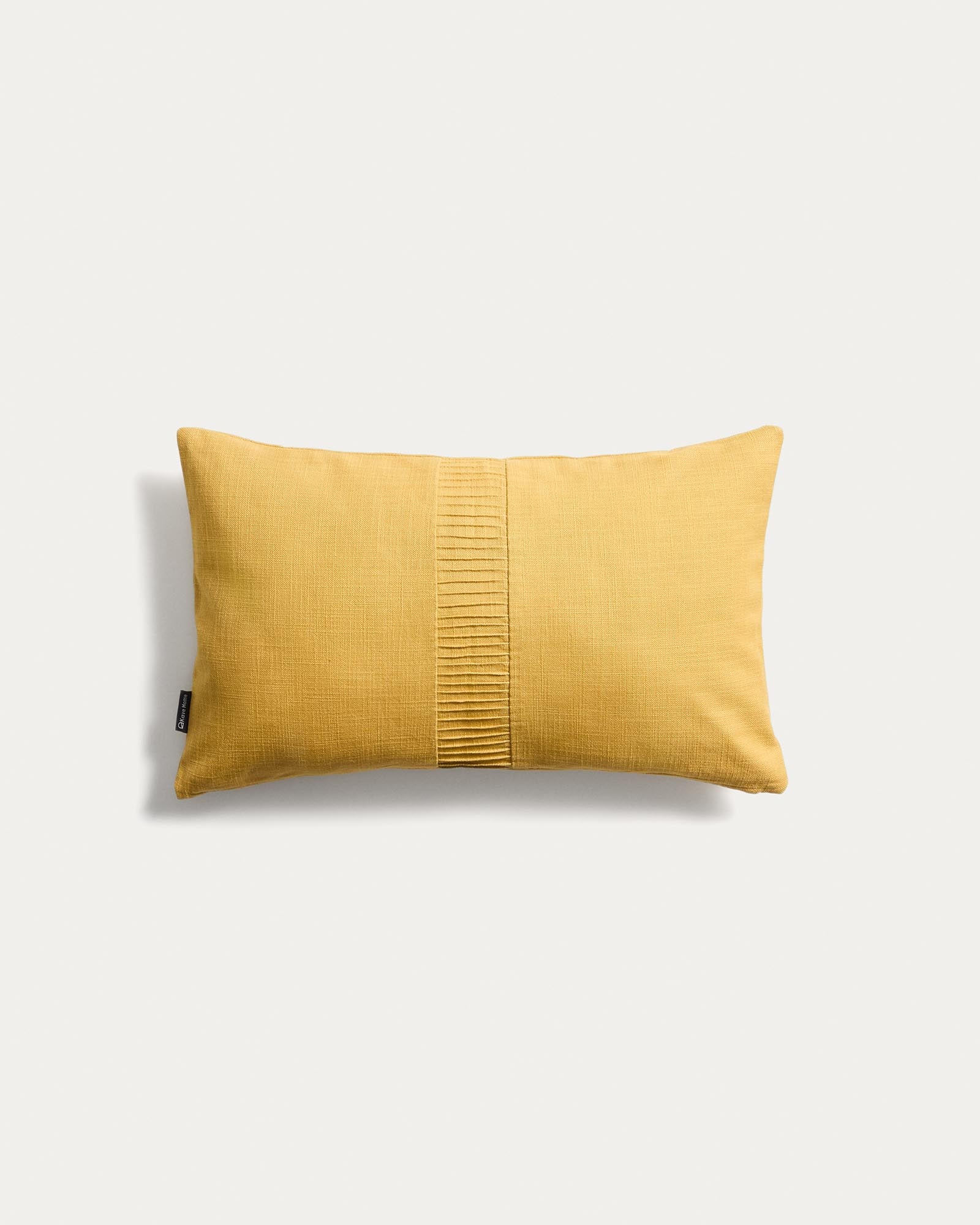 Kissenbezug Luadia aus Baumwolle mit Plisseedetail in Gelb, 30 x 50 cm in Gelb präsentiert im Onlineshop von KAQTU Design AG. Deko Kissenbezug ist von Kave Home