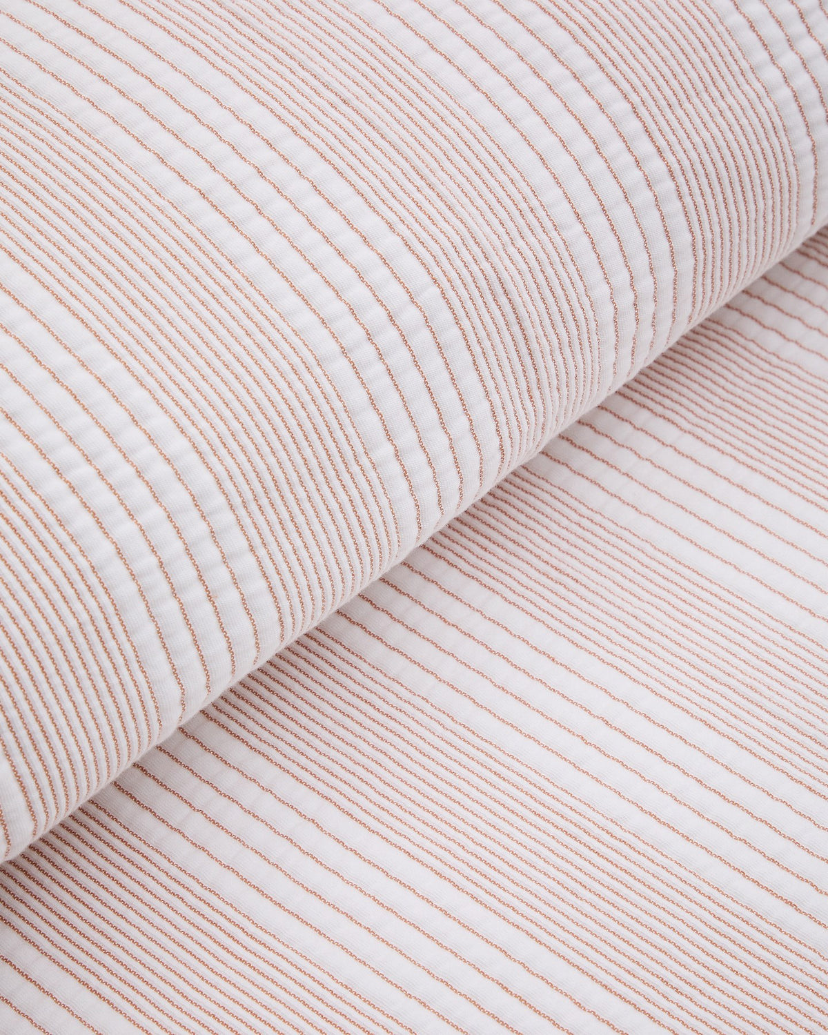 Tagesdecke Macie aus 100% Baumwolle mit orange-beigen Streifen und Steppoptik, Grösse 180 x 260 cm, für 90/135 Betten.