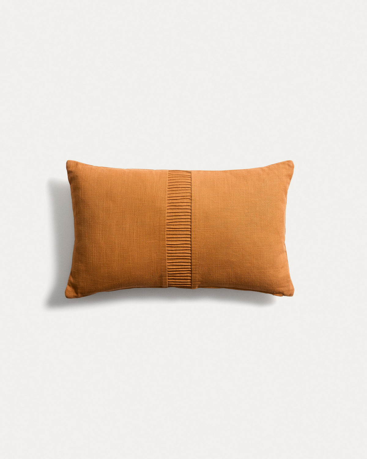 Kissenbezug Luadia aus Baumwolle mit Plisseedetail in Orange, 30 x 50 cm in Orange präsentiert im Onlineshop von KAQTU Design AG. Deko Kissenbezug ist von Kave Home