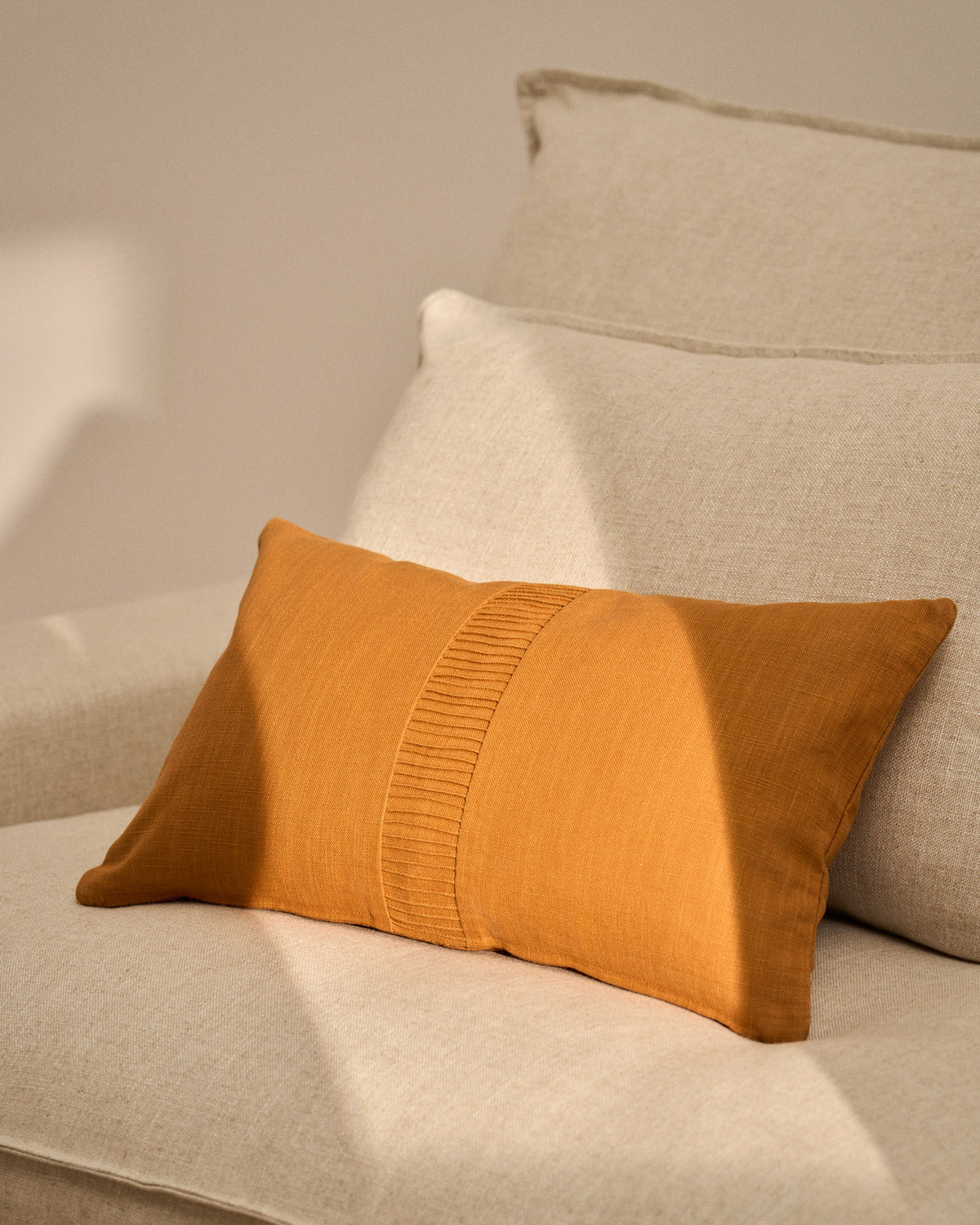 Kissenbezug Luadia aus Baumwolle mit Plisseedetail in Orange, 30 x 50 cm in Orange präsentiert im Onlineshop von KAQTU Design AG. Deko Kissenbezug ist von Kave Home