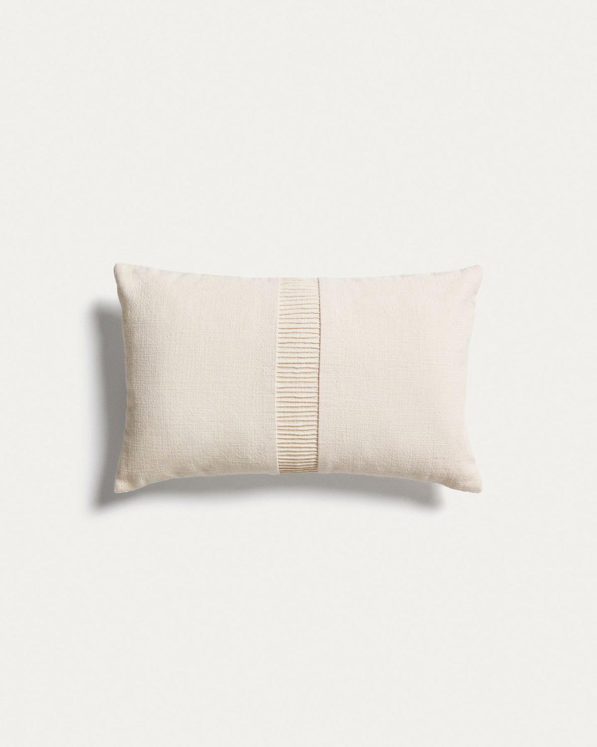 Kissenbezug Luadia aus Baumwolle mit Plisseedetail in Ecru, 30 x 50 cm in Ecru präsentiert im Onlineshop von KAQTU Design AG. Deko Kissenbezug ist von Kave Home