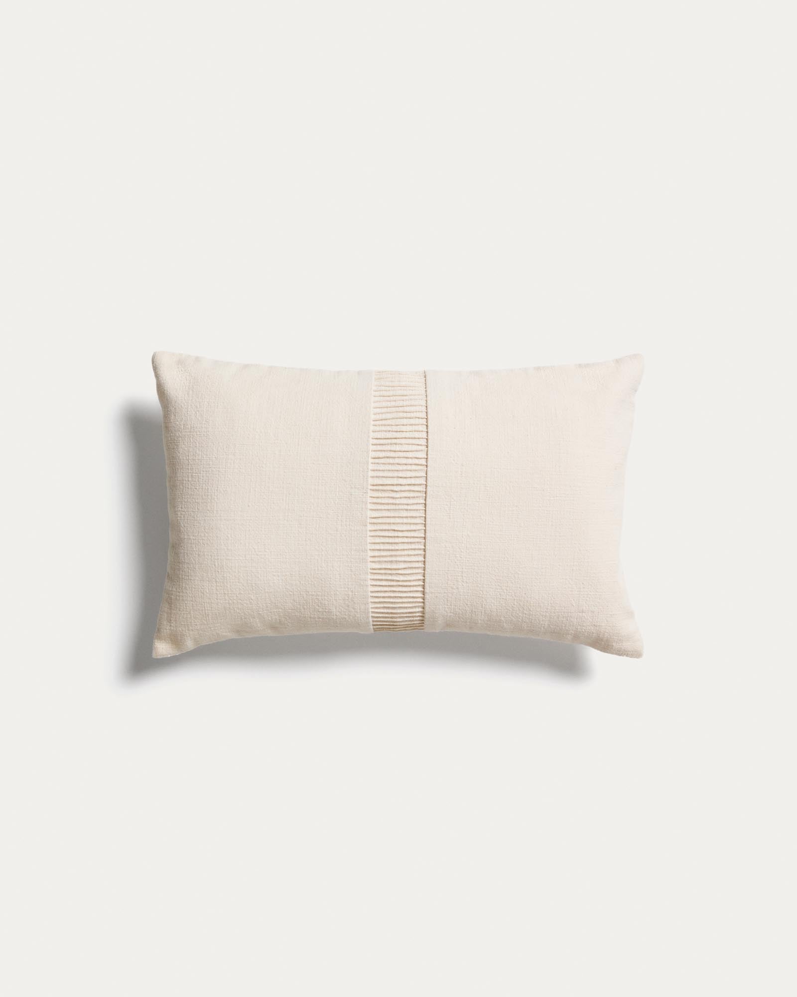 Kissenbezug Luadia aus Baumwolle mit Plisseedetail in Ecru, 30 x 50 cm in Ecru präsentiert im Onlineshop von KAQTU Design AG. Deko Kissenbezug ist von Kave Home
