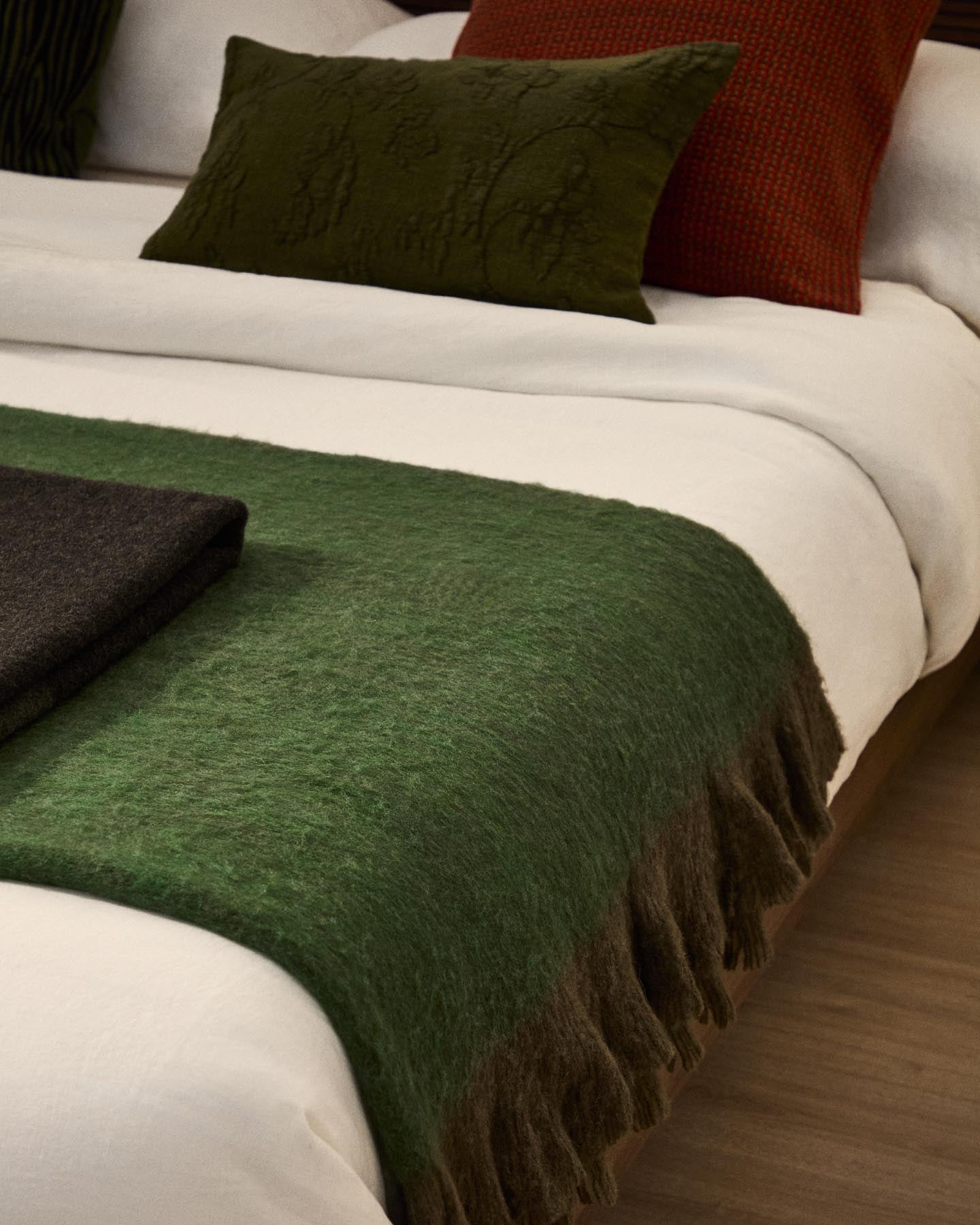 Plaid Odelna aus Wolle und Acryl mit Volants in Grün 130 x 170 cm in Grün präsentiert im Onlineshop von KAQTU Design AG. Wolldecke ist von Kave Home