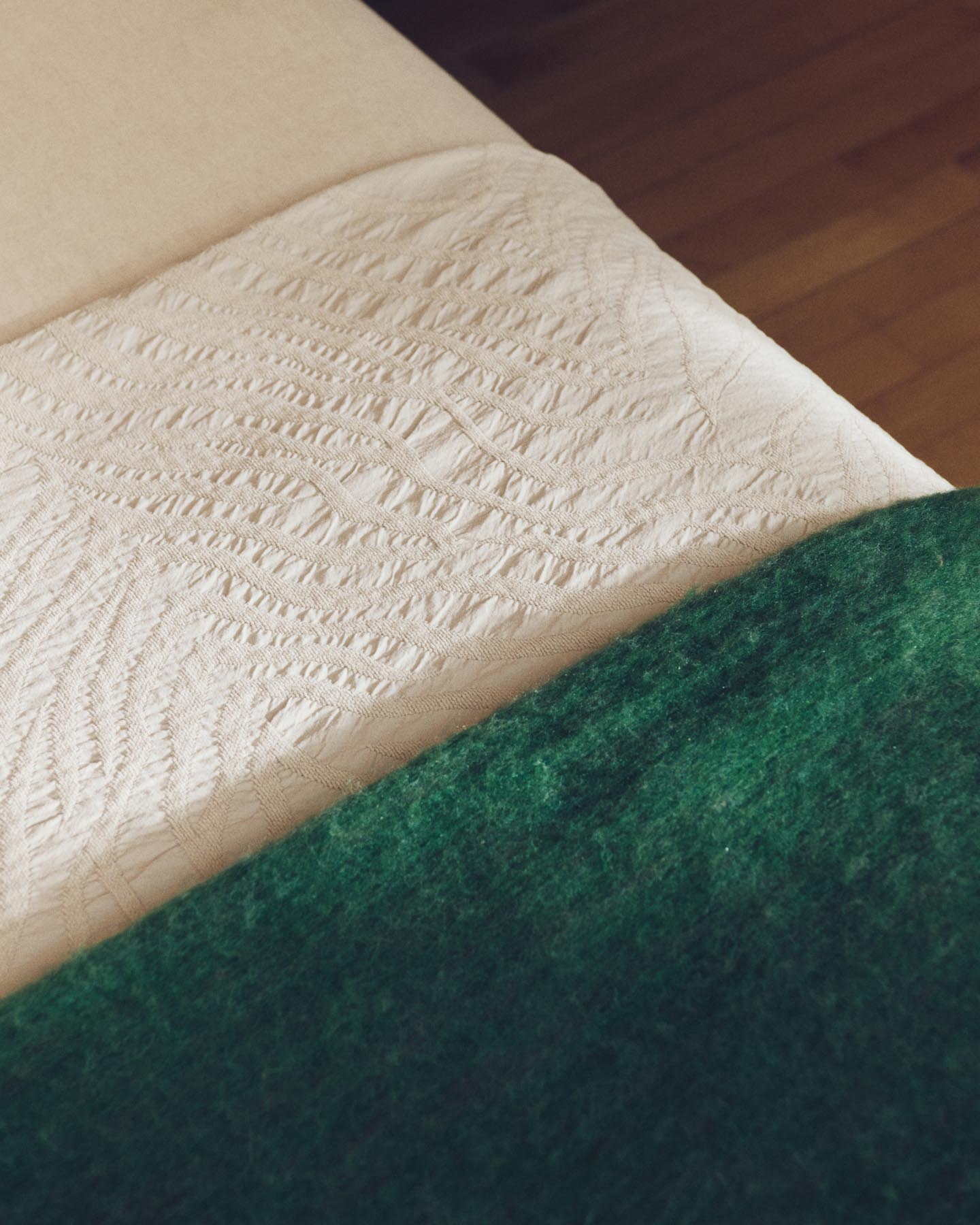 Plaid Odelna aus Wolle und Acryl mit Volants in Grün 130 x 170 cm in Grün präsentiert im Onlineshop von KAQTU Design AG. Wolldecke ist von Kave Home