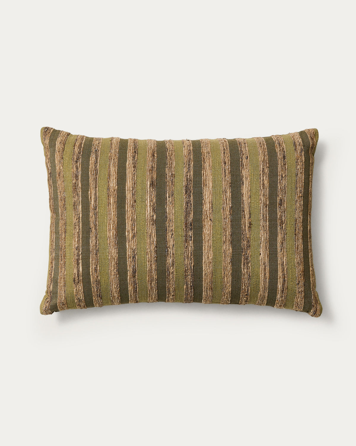 Kissenbezug Dorevi aus einer Seidenmischung mit grünen Jacquard-Streifen, 40 x 60 cm in Grün präsentiert im Onlineshop von KAQTU Design AG. Deko Kissenbezug ist von Kave Home