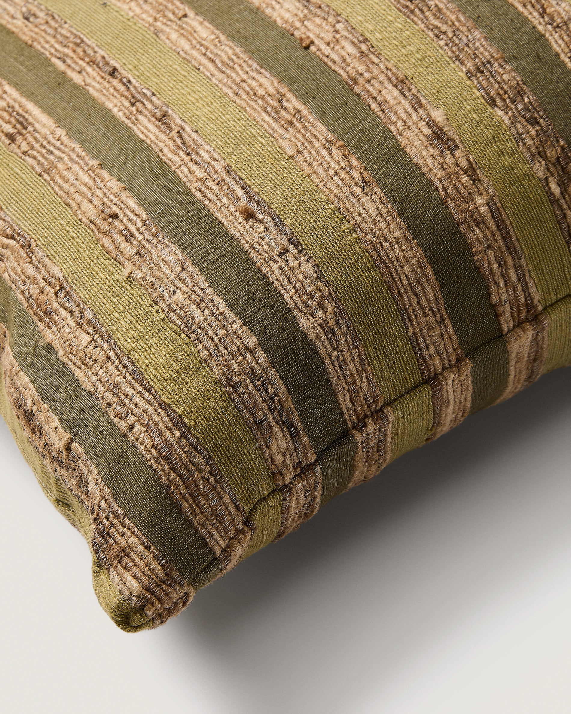 Kissenbezug Dorevi aus einer Seidenmischung mit grünen Jacquard-Streifen, 40 x 60 cm in Grün präsentiert im Onlineshop von KAQTU Design AG. Deko Kissenbezug ist von Kave Home