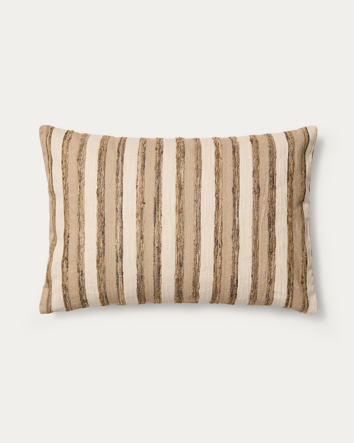 Kissenbezug Dorevi aus einer Seidenmischung mit ecrufarbenen Jacquard-Streifen, 40 x 60 cm in Ecru präsentiert im Onlineshop von KAQTU Design AG. Deko Kissenbezug ist von Kave Home