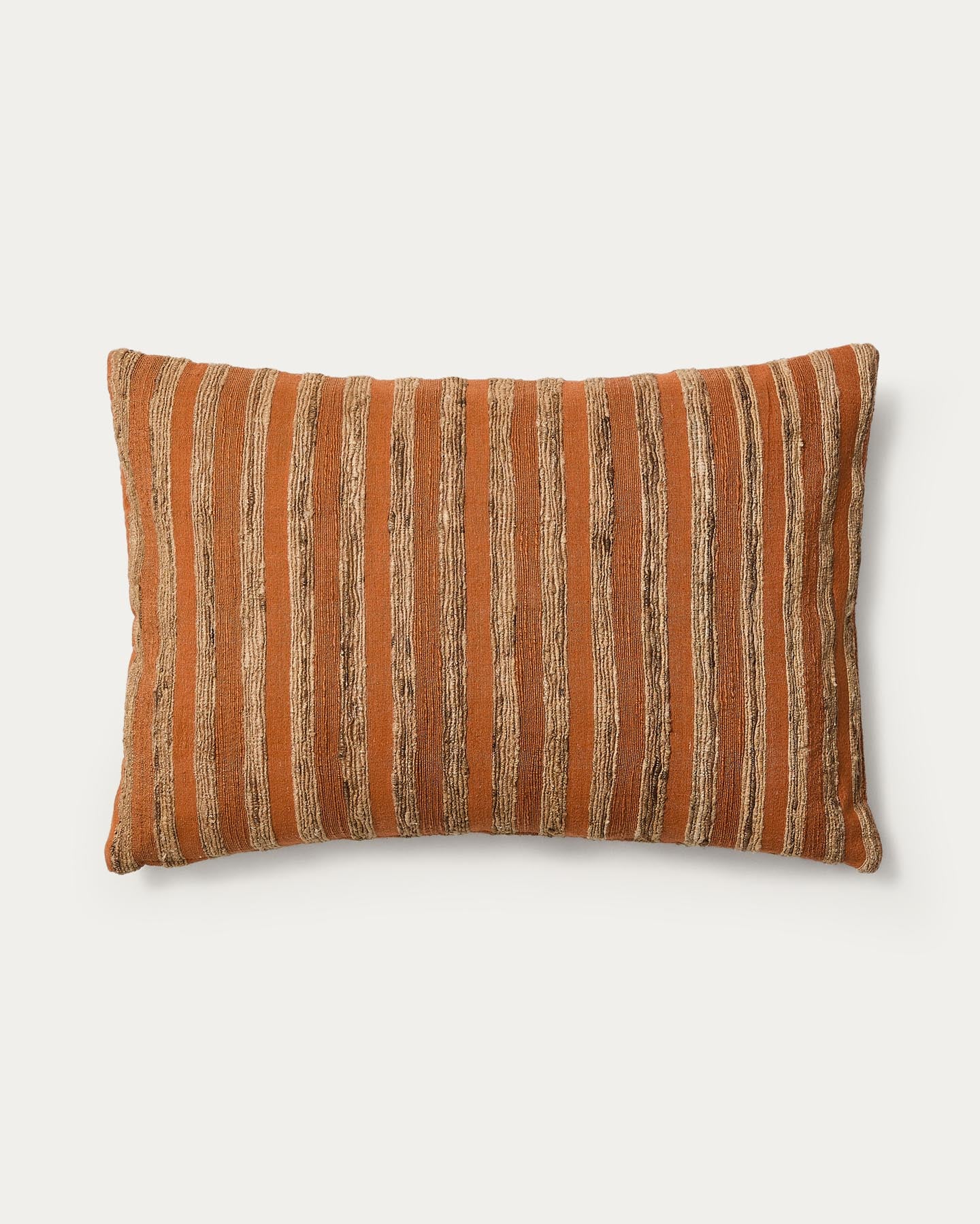 Kissenbezug Dorevi aus einer Seidenmischung mit orangen Jacquard-Streifen, 40 x 60 cm in Orange präsentiert im Onlineshop von KAQTU Design AG. Deko Kissenbezug ist von Kave Home