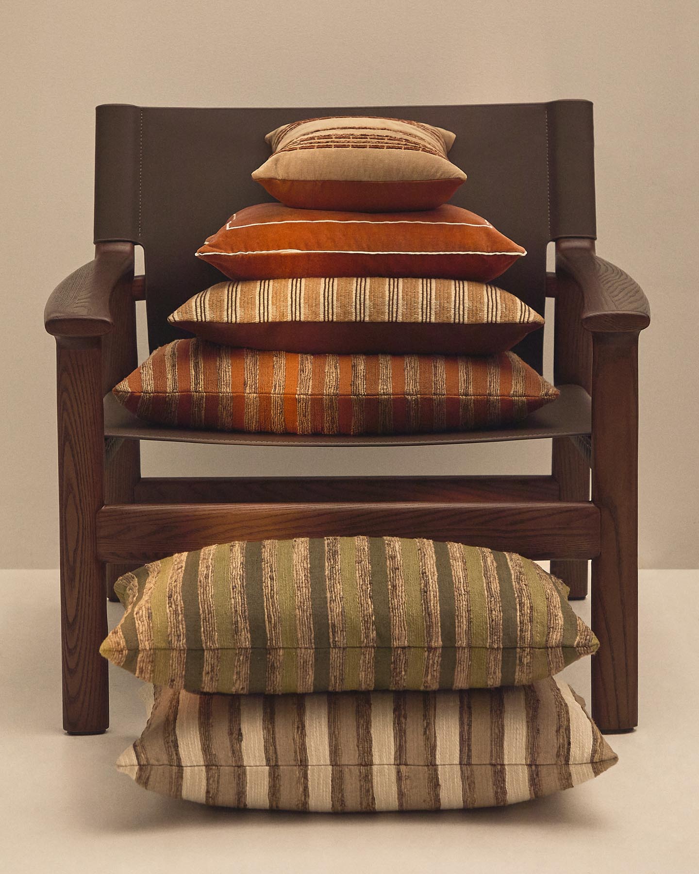 Kissenbezug Dorevi aus einer Seidenmischung mit orangen Jacquard-Streifen, 40 x 60 cm in Orange präsentiert im Onlineshop von KAQTU Design AG. Deko Kissenbezug ist von Kave Home