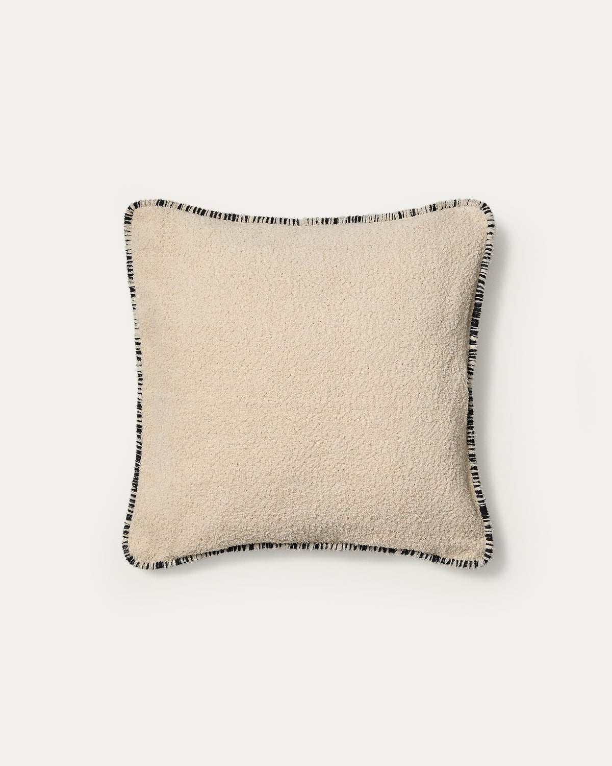 Quadratischer Kissenbezug aus Baumwoll-Bouclé in Beige mit schwarzer Kontrastpaspel und Reissverschluss, Grösse 50 x 50 cm.