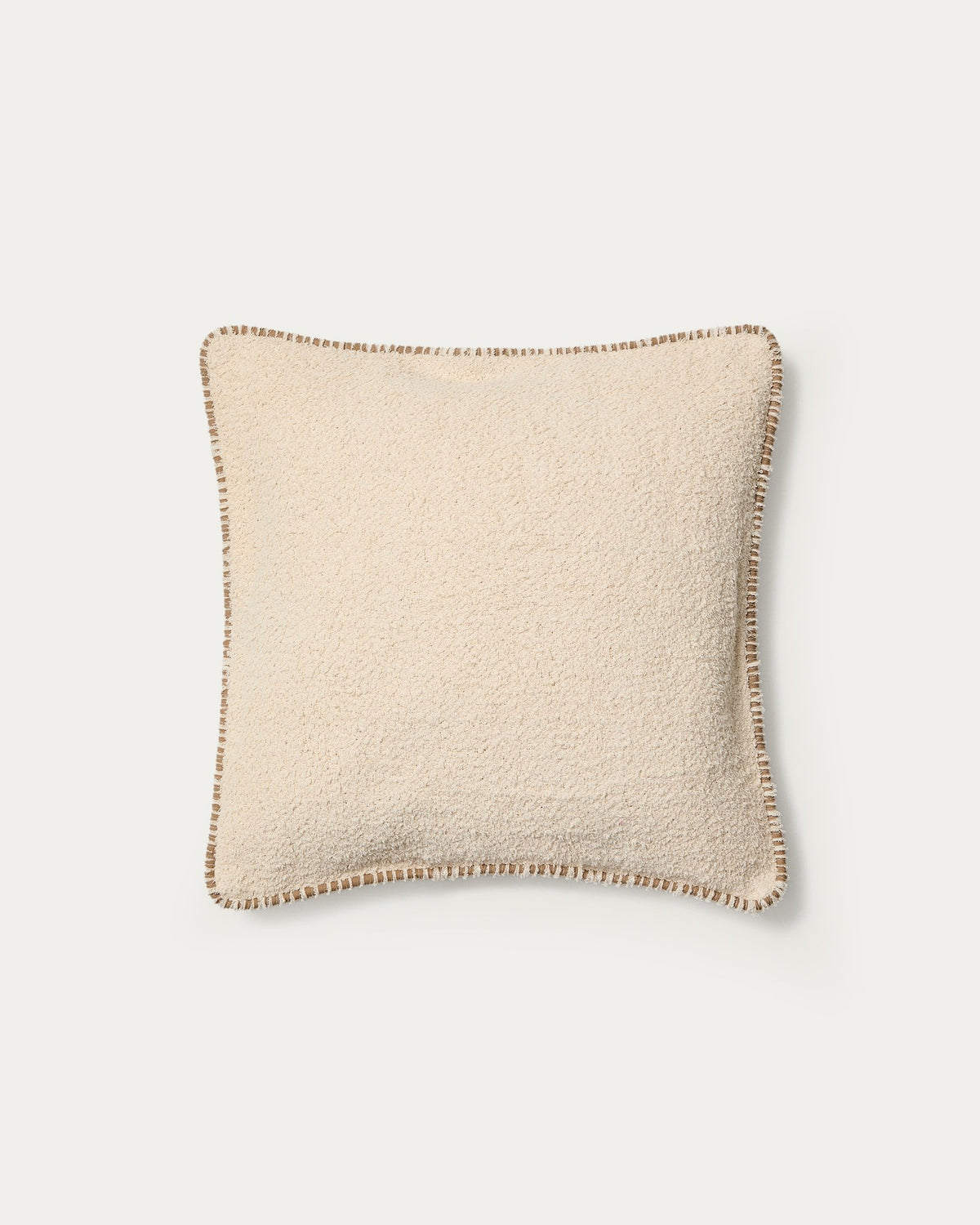 Beige quadratischer Kissenbezug aus Baumwoll-Bouclé-Gewebe mit brauner Kontrastpaspel am Rand, Grösse 50 x 50 cm, Nahaufnahme der Textur.