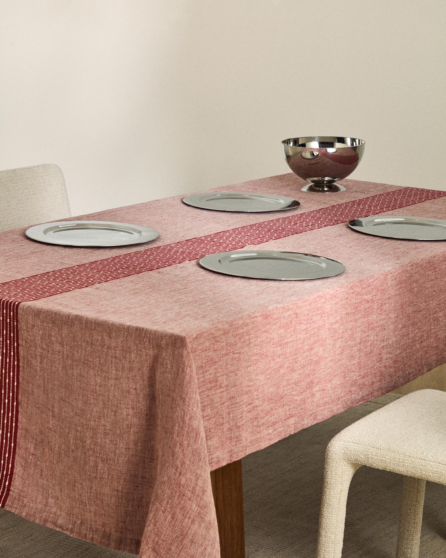 Tischdecke Calena aus Leinen-Jacquard mit rotem Mittelstreifen 150 x 250 cm in Rot präsentiert im Onlineshop von KAQTU Design AG. Tischdecke ist von Kave Home