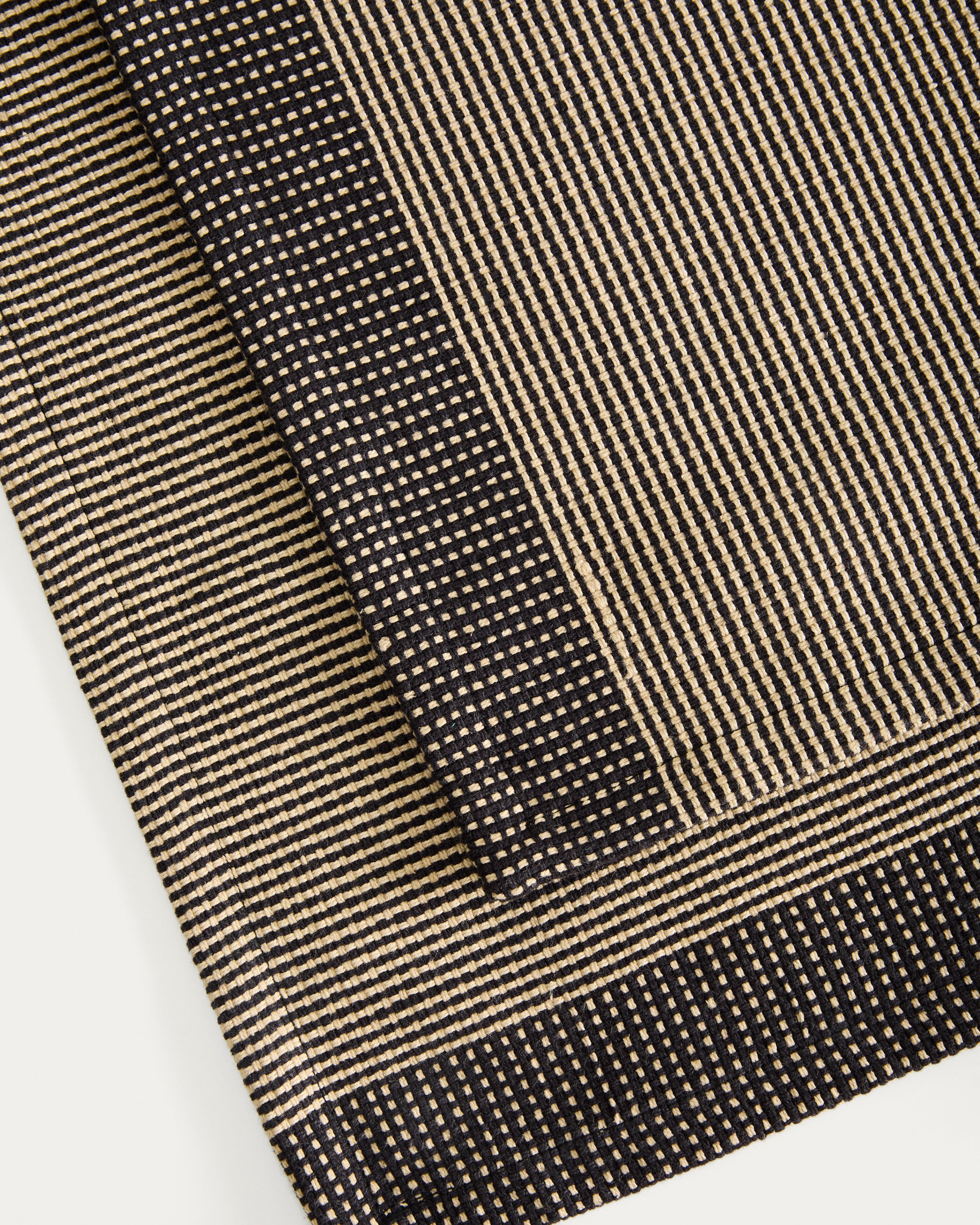 Schwarzes Tischdecken-Set von Kave Home, bestehend aus zwei 35 x 50 cm großen, 100 % Baumwolldecken für eine moderne Tischgestaltung.