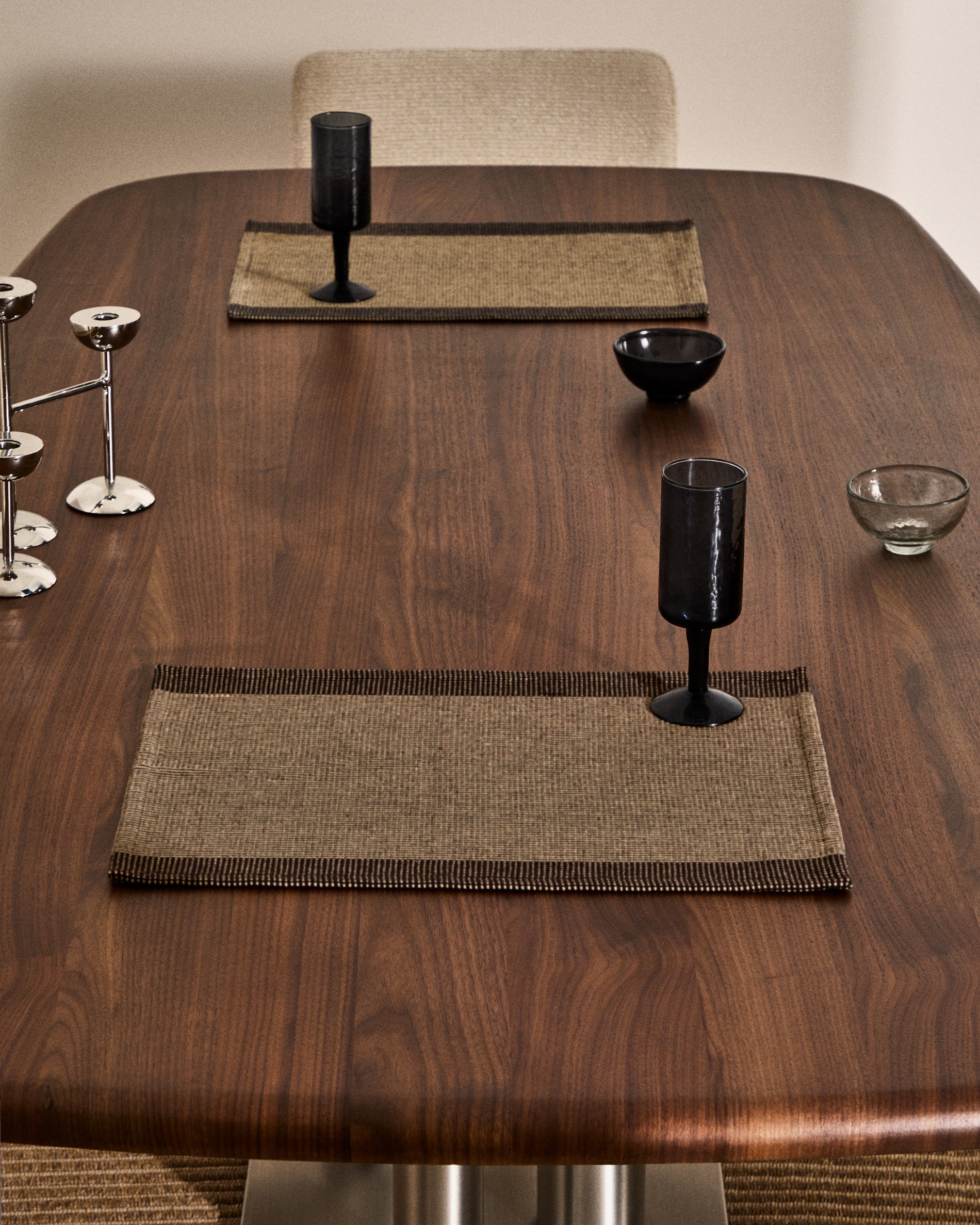 Elegantes Set aus zwei schwarzen Tischdecken von Kave Home, gefertigt aus 100 % Baumwolle, ideal für stilvolle Tischdekorationen.