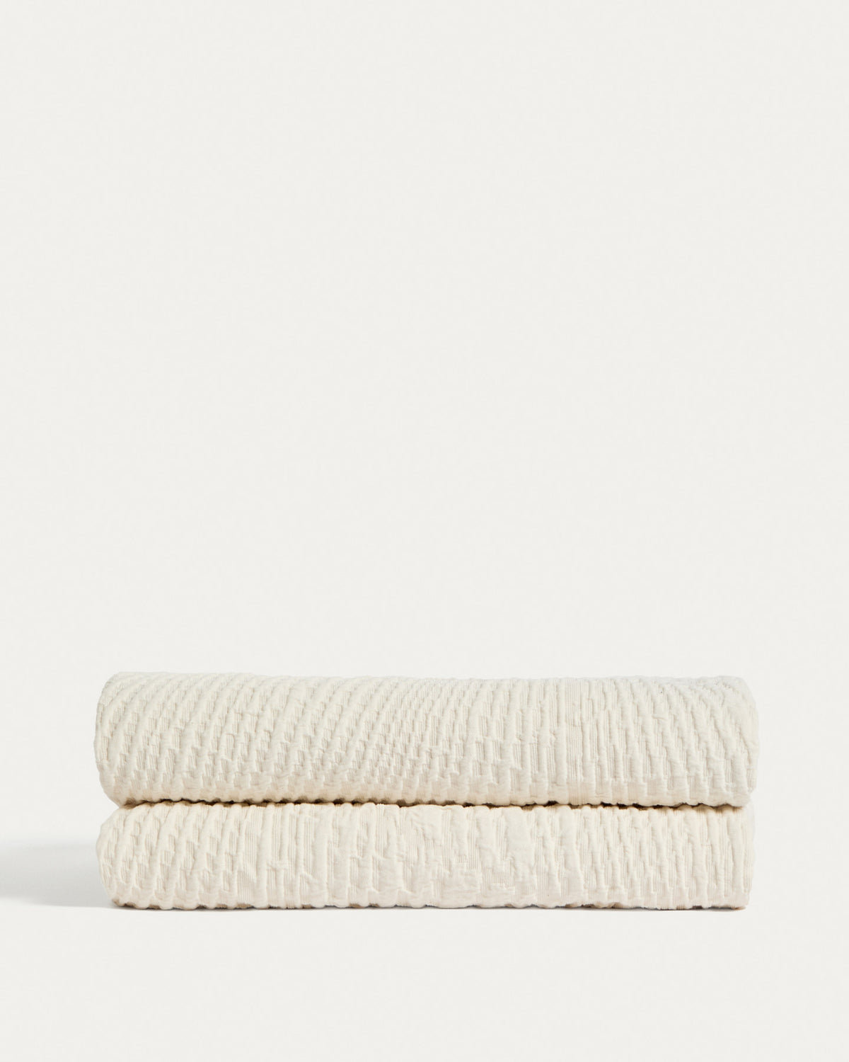 Tagesdecke Raylo aus 100 % Baumwolle mit Streifenstruktur für 150/160 Betten in Ecru präsentiert im Onlineshop von KAQTU Design AG. Duvetbezug ist von Kave Home