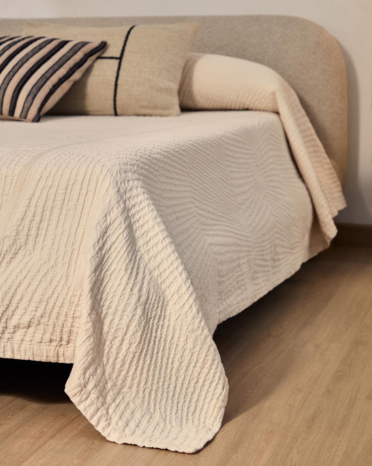 Stilvolle Tagesdecke Raylo in sanftem Ecru, gefertigt aus 100 % Baumwolle mit dezentem Streifenmuster, perfekt für Betten von 150/160 cm.