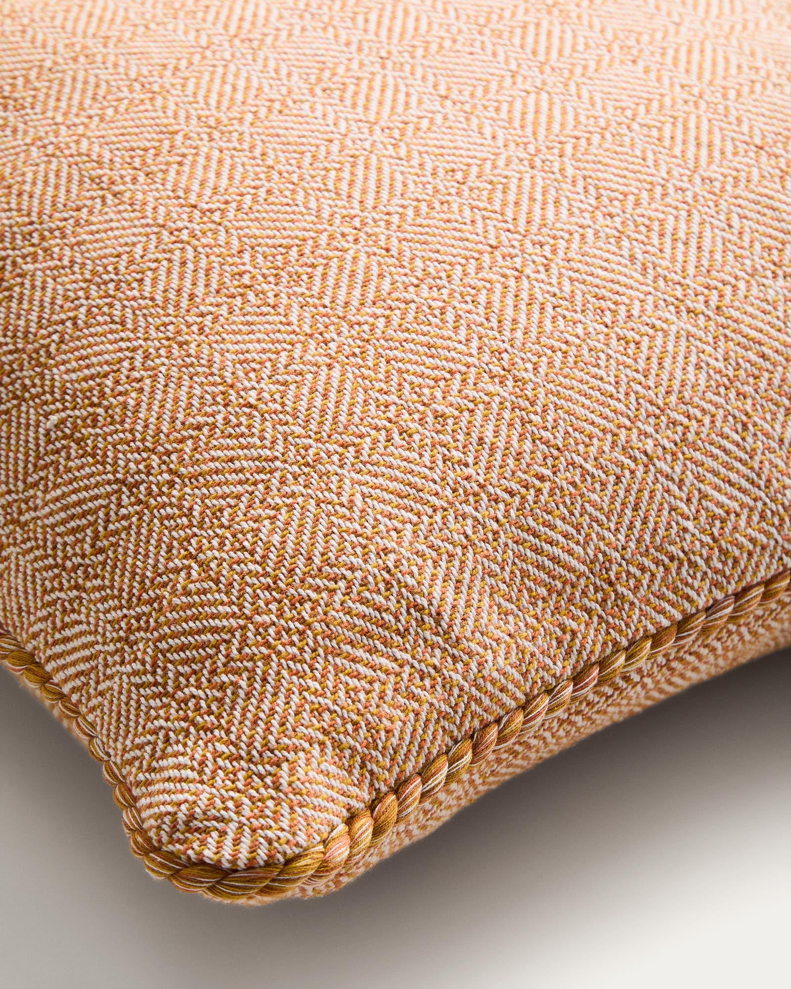 Stylischer Kissenbezug Filor in 50 x 50 cm aus Baumwolle mit auffälligem orangefarbenem Flechtdetail, ideal für moderne Wohnräume.