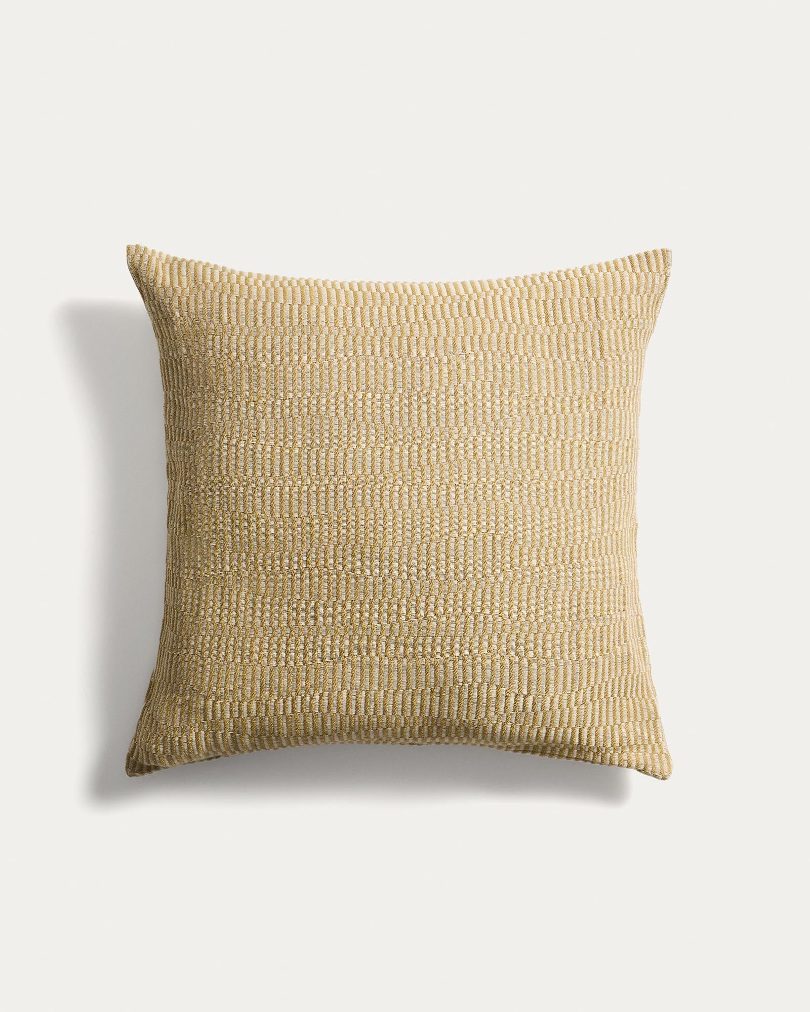 Kissenbezug Nerel aus Baumwolle und Leinenjacquard in Gelb, 50 x 50 cm in Gelb präsentiert im Onlineshop von KAQTU Design AG. Deko Kissenbezug ist von Kave Home
