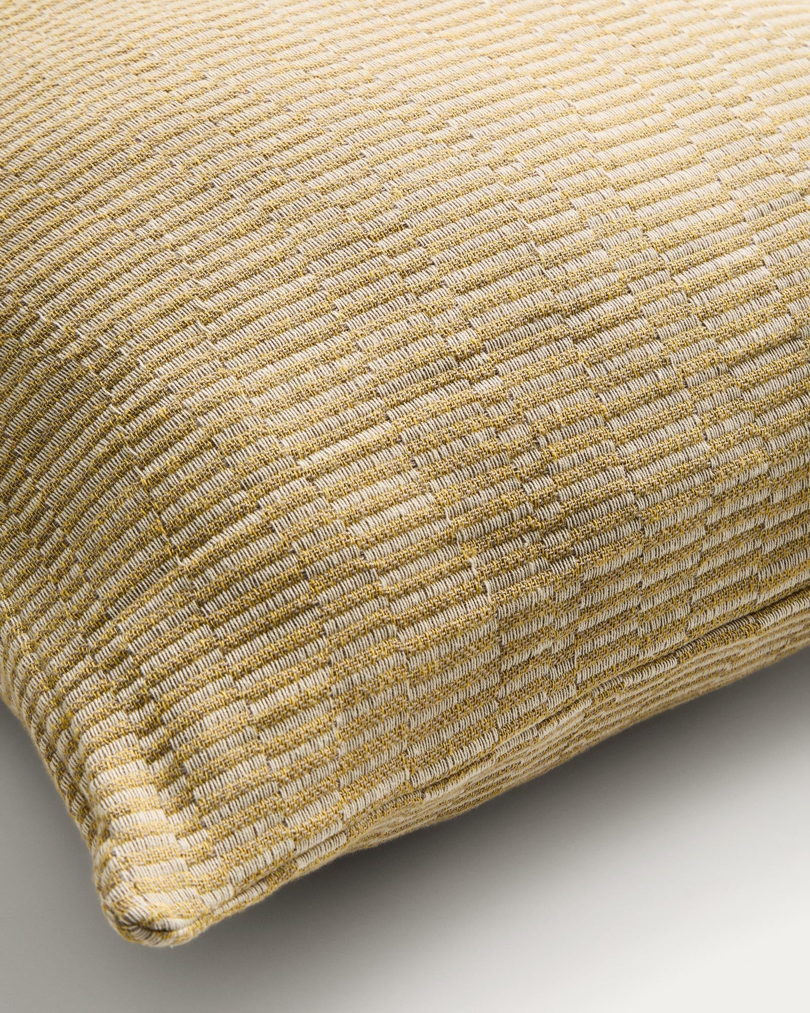 Gelber Kissenbezug Nerel aus Baumwolle und Leinenjacquard, 50 x 50 cm, stilvolles Deko-Element von Kave Home für jedes Zuhause.