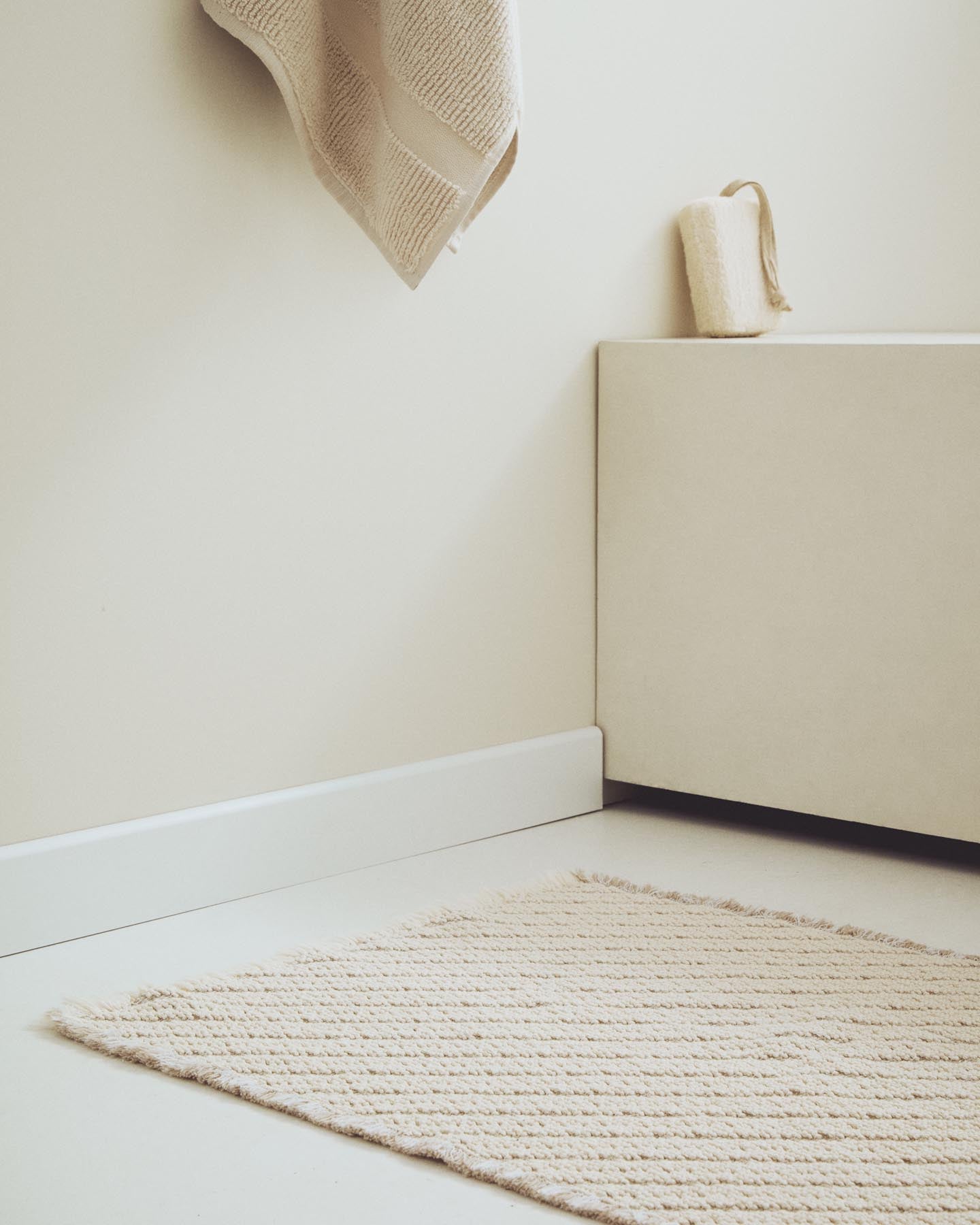 Badezimmermatte Janu aus 100% Baumwolle mit diagonaler Struktur in Ecru 50 x 70 cm in Hellbraun präsentiert im Onlineshop von KAQTU Design AG. Badematte ist von Kave Home