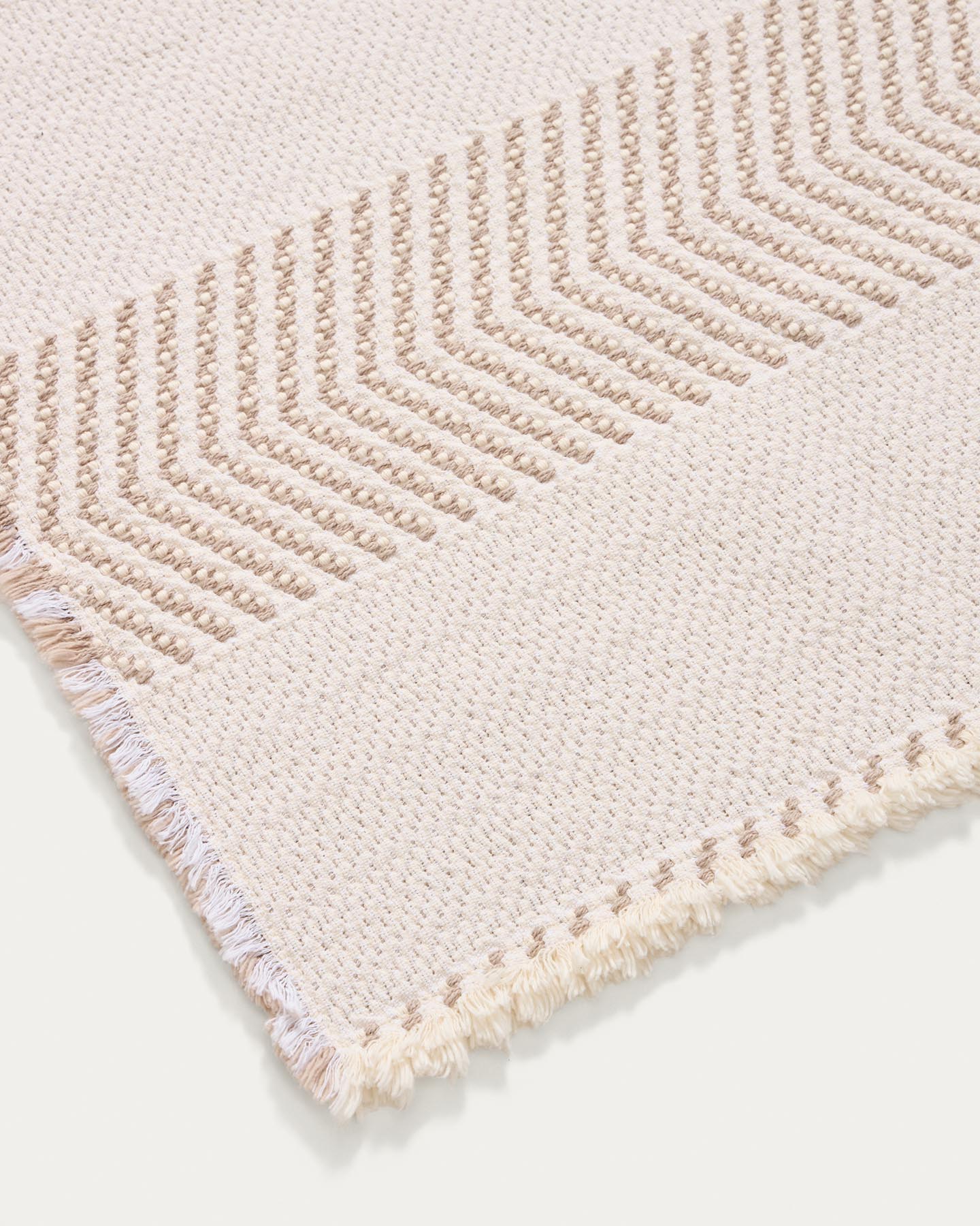 Badezimmermatte Bina aus 100% Baumwolle mit Jacquard-Struktur in Ecru 50 x 70 cm in Hellbraun präsentiert im Onlineshop von KAQTU Design AG. Badematte ist von Kave Home