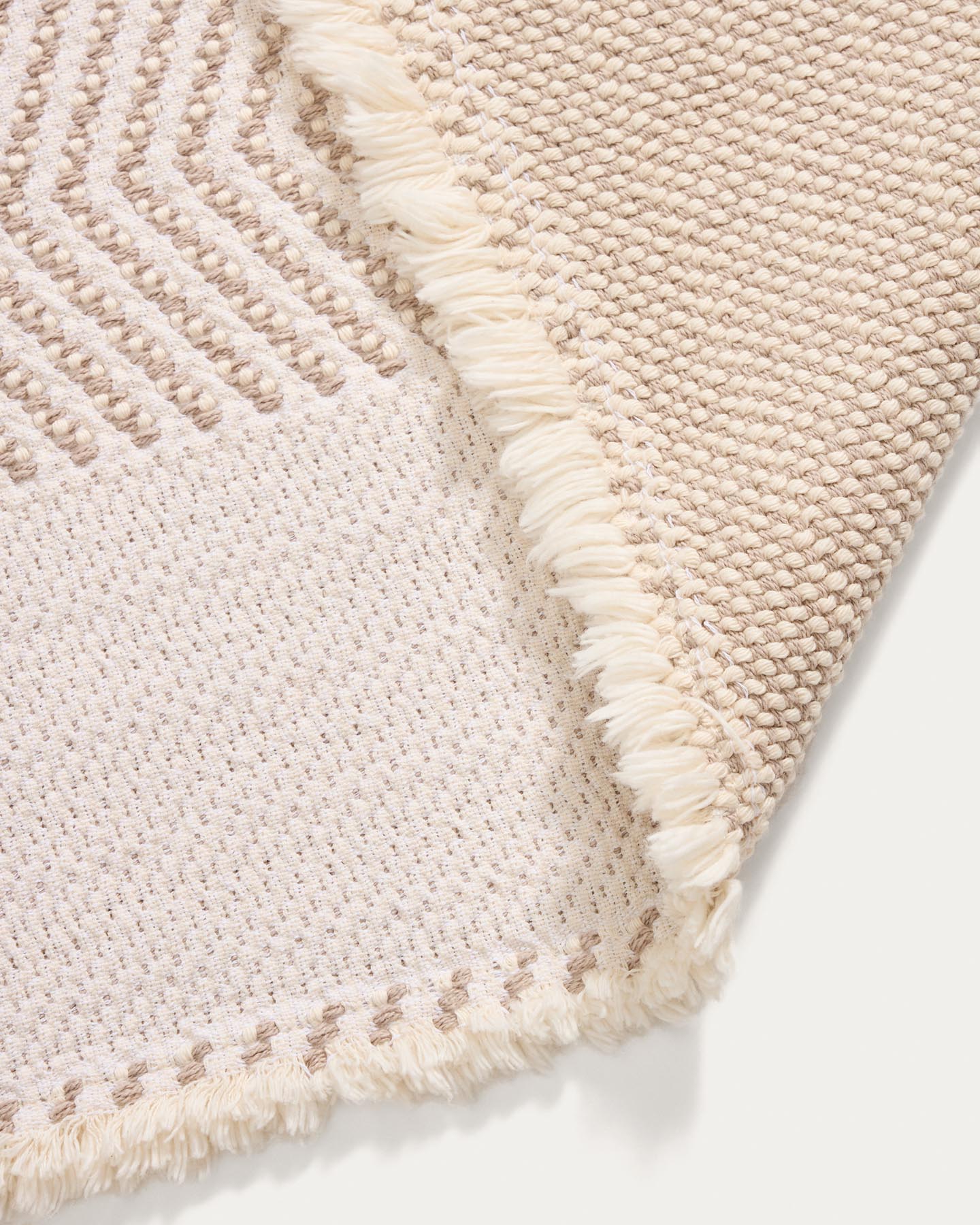 Badezimmermatte Bina aus 100% Baumwolle mit Jacquard-Struktur in Ecru 50 x 70 cm in Hellbraun präsentiert im Onlineshop von KAQTU Design AG. Badematte ist von Kave Home