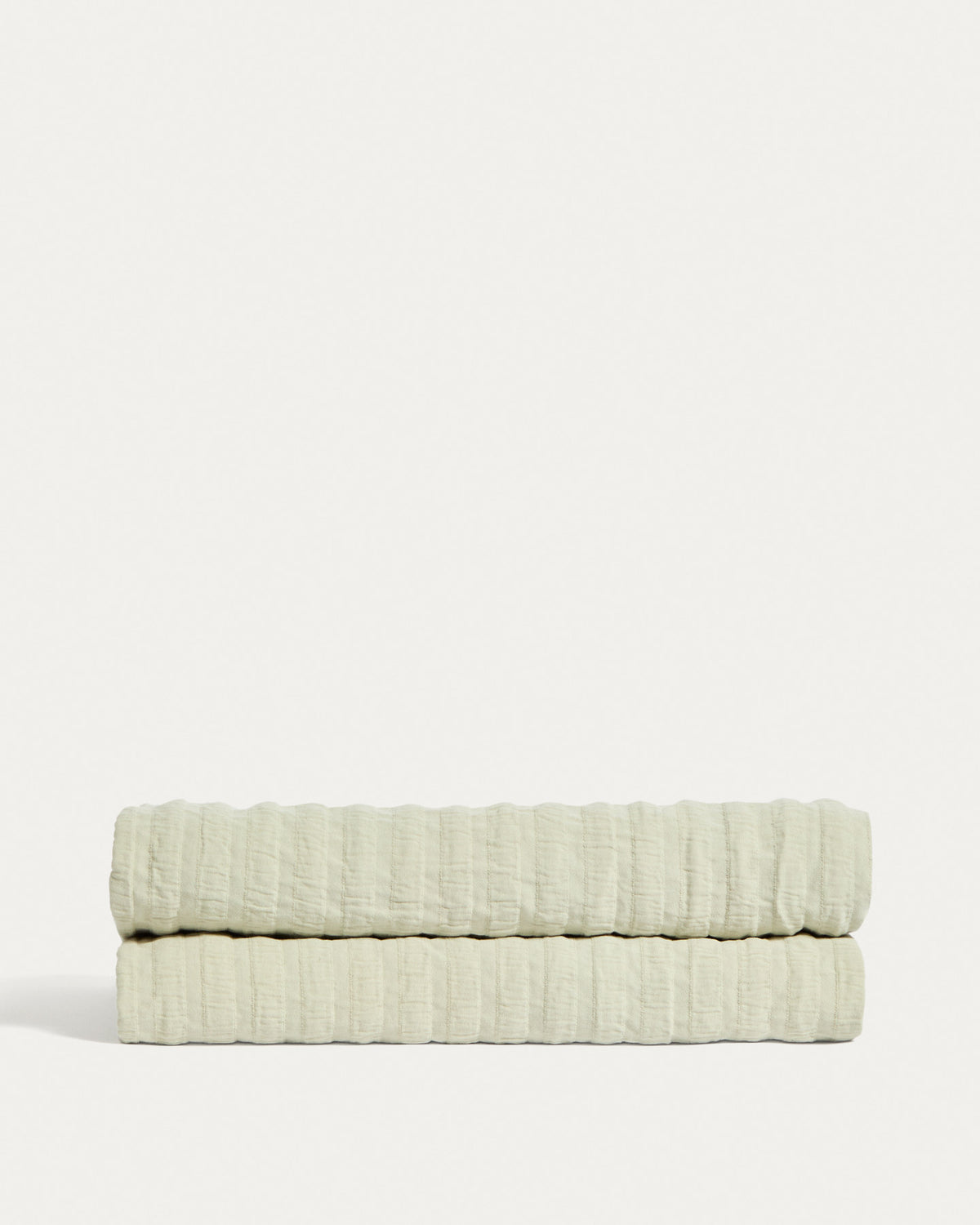 Tagesdecke Rilune aus 100 % Baumwolle mit Reliefstreifen in Hellgrün für Babybetten in Hellgrün präsentiert im Onlineshop von KAQTU Design AG. Wolldecke ist von Kave Home