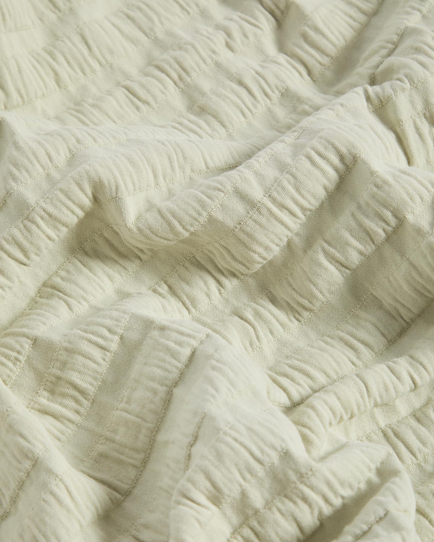 Tagesdecke Rilune aus 100 % Baumwolle mit Reliefstreifen in Hellgrün für Babybetten in Hellgrün präsentiert im Onlineshop von KAQTU Design AG. Wolldecke ist von Kave Home