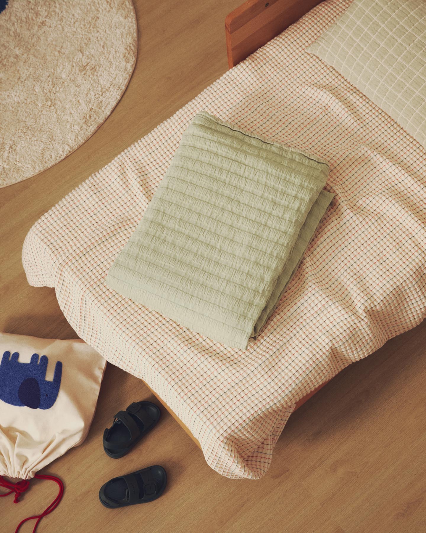 Tagesdecke Rilune aus 100 % Baumwolle mit Reliefstreifen in Hellgrün für 90 cm Betten in Hellgrün präsentiert im Onlineshop von KAQTU Design AG. Wolldecke ist von Kave Home