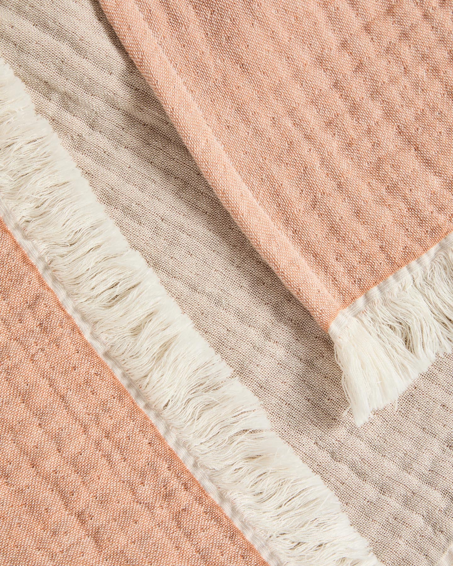 Decke Nafine aus 100 % Baumwollgaze mit zweifarbigen Fransen 130 x 170 cm in Mehrfarbig präsentiert im Onlineshop von KAQTU Design AG. Wolldecke ist von Kave Home